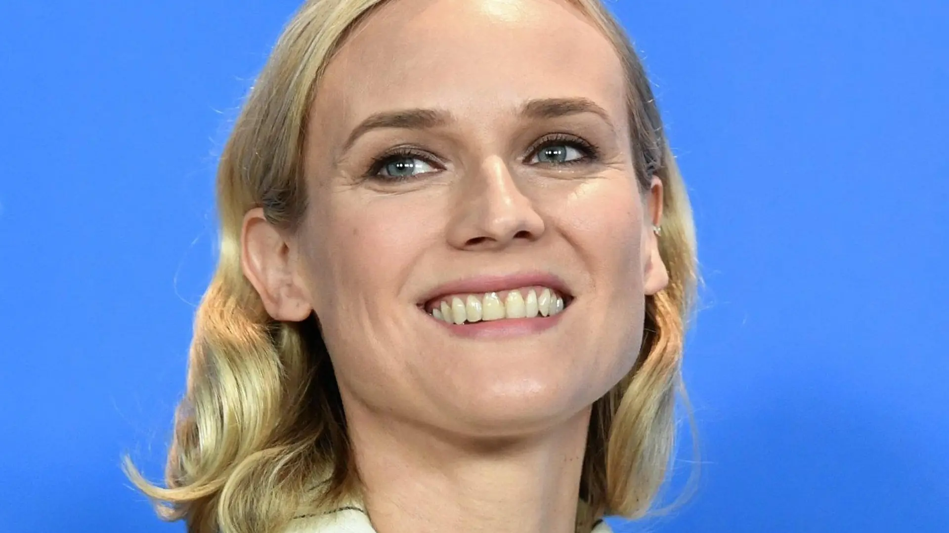 ARCHIV - 10.02.2019, Berlin: Diane Kruger, Schauspielerin, lächelt beim Photocall zum Film «The Operative (Die Agentin»). (zu dpa - Neues aus Hollywood - "Diane Kruger in Thriller von Neil LaBute - mit Sohn von Jack Nicholson") Foto: Jens Kalaene/ZB/dpa +++ dpa-Bildfunk +++