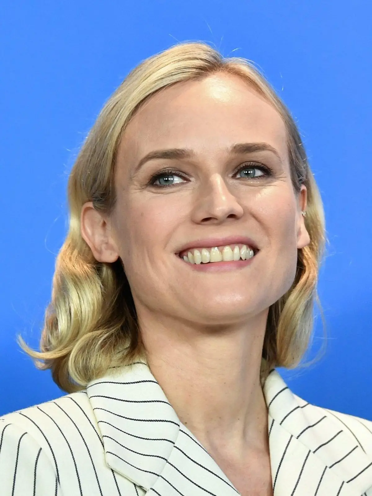 ARCHIV - 10.02.2019, Berlin: Diane Kruger, Schauspielerin, lächelt beim Photocall zum Film «The Operative (Die Agentin»). (zu dpa - Neues aus Hollywood - "Diane Kruger in Thriller von Neil LaBute - mit Sohn von Jack Nicholson") Foto: Jens Kalaene/ZB/dpa +++ dpa-Bildfunk +++
