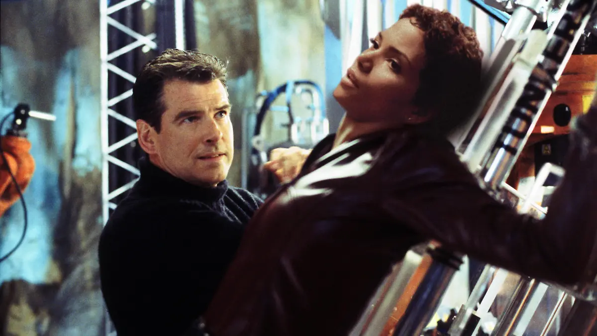DIE ANOTHER DAY, Pierce Brosnan, Halle Berry, 2002. c MGM/ Courtesy: Everett Collection. MGM/Courtesy Everett Collection ACHTUNG AUFNAHMEDATUM GESCHÄTZT PUBLICATIONxINxGERxSUIxAUTxONLY Copyright: xMGM/CourtesyxEverettxCollectionx MCDDIAN EC089