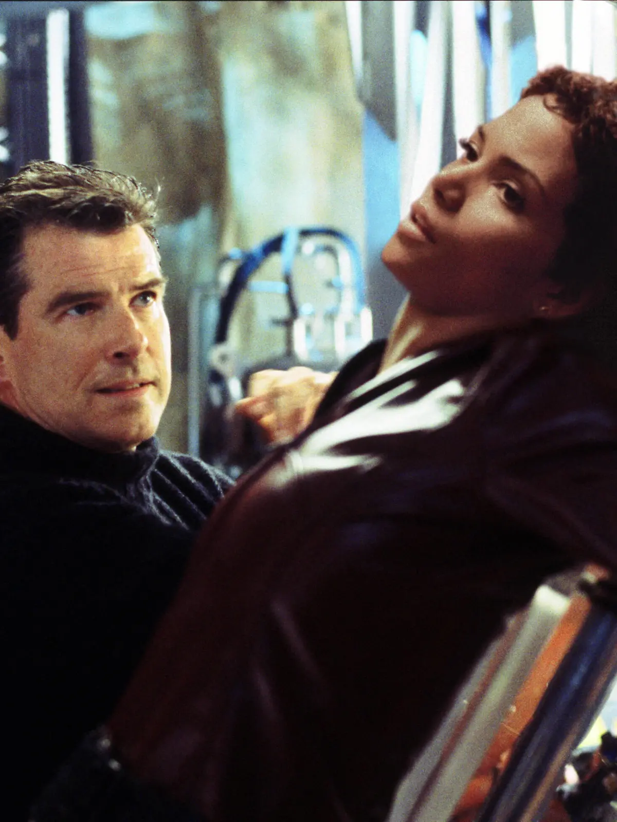 DIE ANOTHER DAY, Pierce Brosnan, Halle Berry, 2002. c MGM/ Courtesy: Everett Collection. MGM/Courtesy Everett Collection ACHTUNG AUFNAHMEDATUM GESCHÄTZT PUBLICATIONxINxGERxSUIxAUTxONLY Copyright: xMGM/CourtesyxEverettxCollectionx MCDDIAN EC089