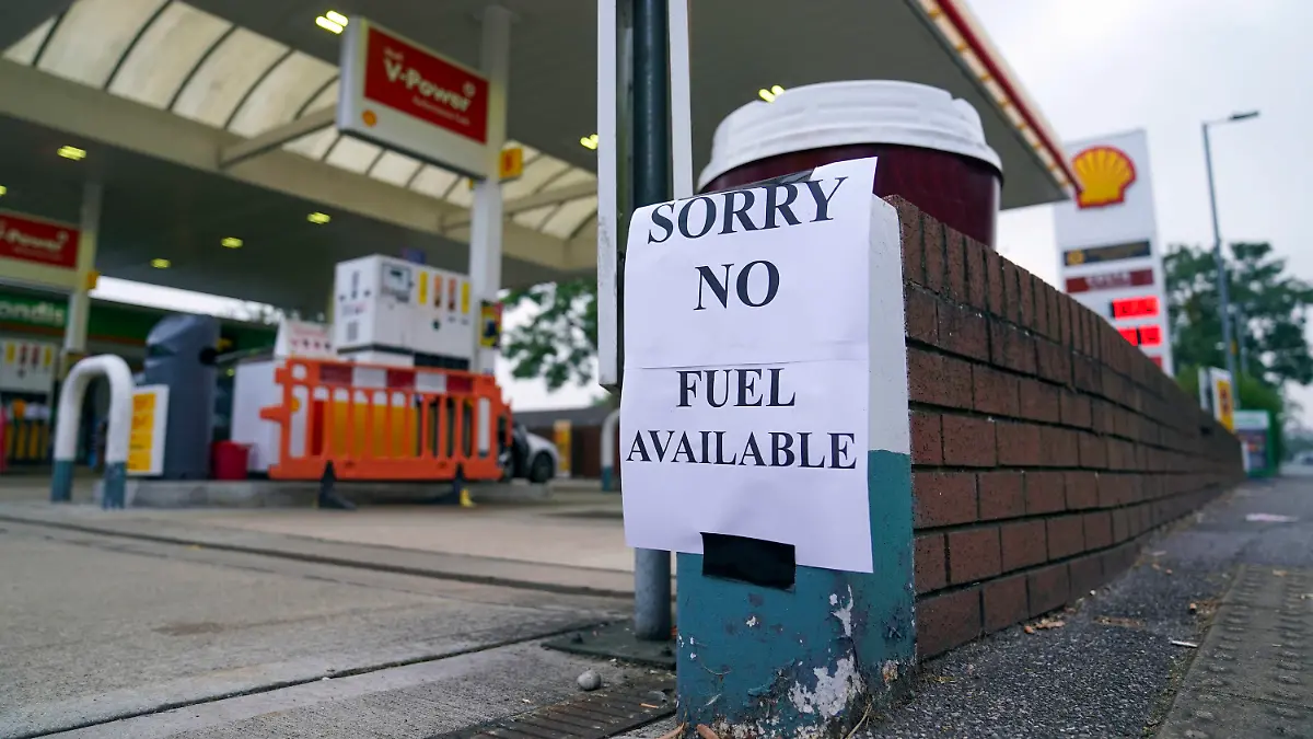 26.09.2021, Großbritannien, Bracknell: Ein Zettel mit der Aufschrift «Entschuldigung, kein Benzin verfügbar ist an einer Tankstelle in Bracknell angebracht. Die britische Regierung hat Maßnahmen angekündigt, um den Mangel an LKW-Fahrern zu beenden. Aufgrund der fehlenden Fahrer mussten, unter anderem, Tankstellen schließen. Foto: Steve Parsons/PA/dpa +++ dpa-Bildfunk +++