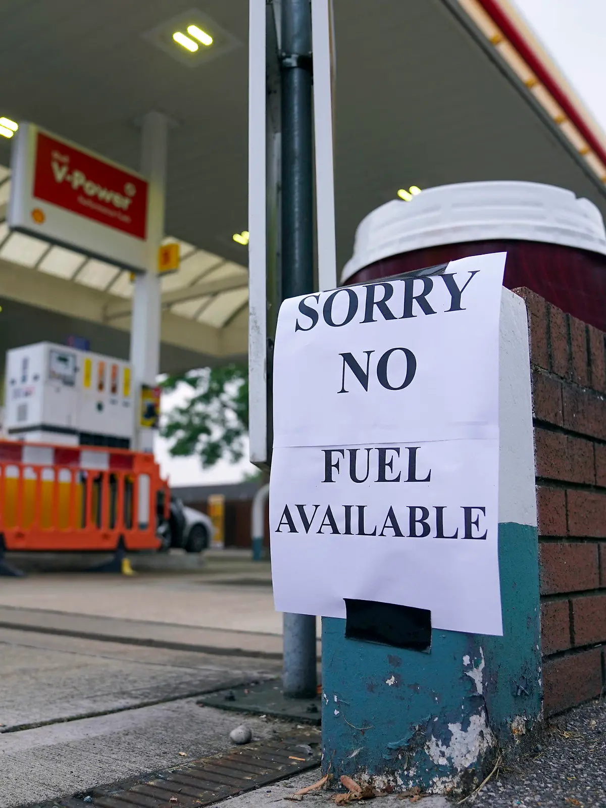 26.09.2021, Großbritannien, Bracknell: Ein Zettel mit der Aufschrift «Entschuldigung, kein Benzin verfügbar ist an einer Tankstelle in Bracknell angebracht. Die britische Regierung hat Maßnahmen angekündigt, um den Mangel an LKW-Fahrern zu beenden. Aufgrund der fehlenden Fahrer mussten, unter anderem, Tankstellen schließen. Foto: Steve Parsons/PA/dpa +++ dpa-Bildfunk +++