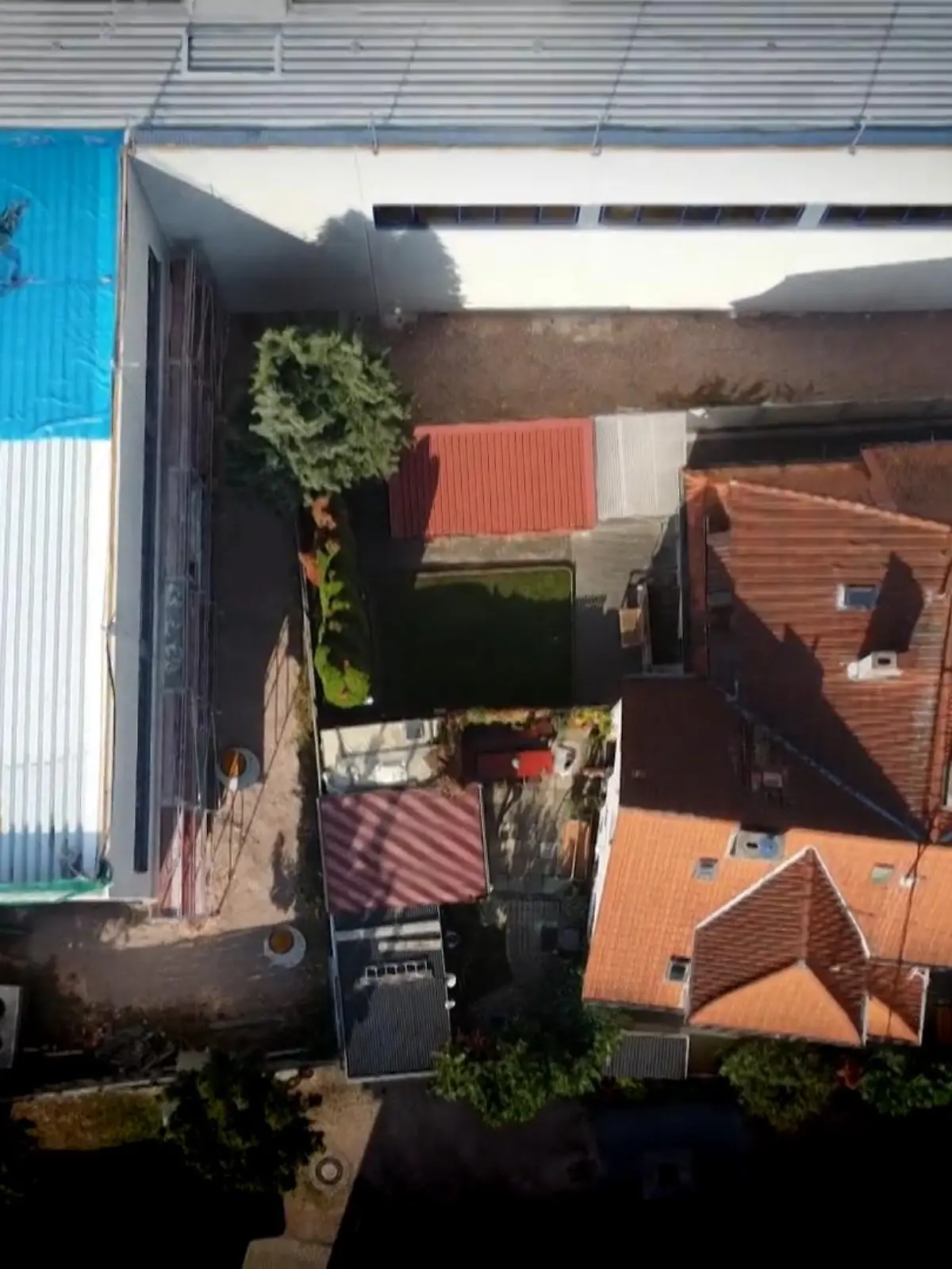 Bild zu: "Wohnhaus von Lagerhallen umzingelt"