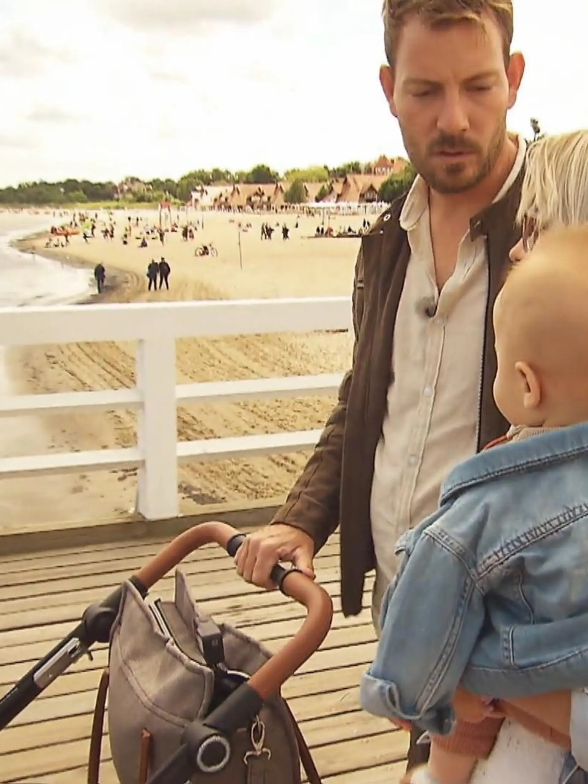 Bild zu: "Anna und Gerald zeigen ihrem kleinen Leon das Meer"