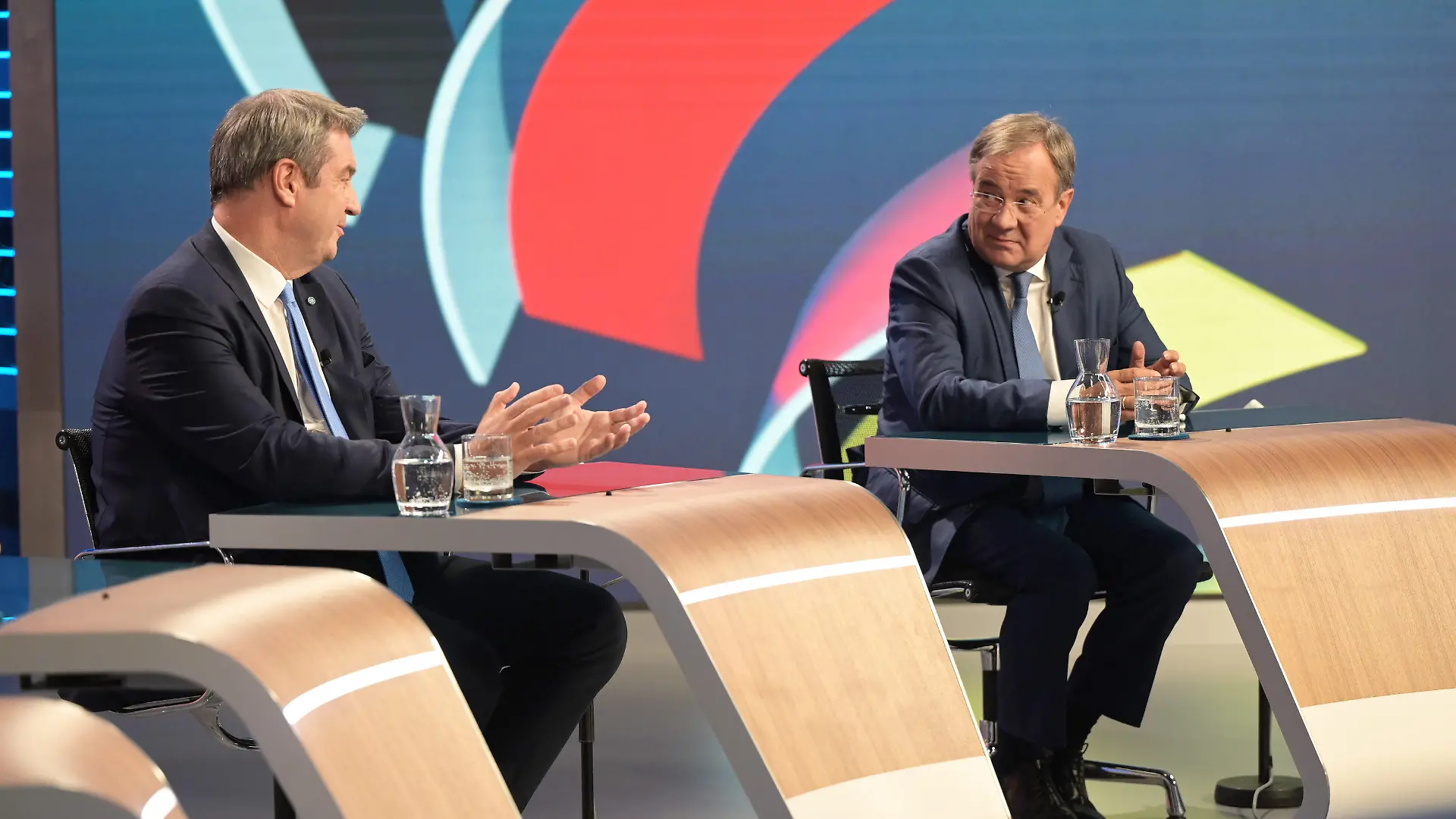 26.09.2021, Berlin: Armin Laschet (CDU, r), Kanzlerkandidat der Union, und CSU-Chef Markus Söder sitzen in einem Wahlstudio des ZDF bei der "Berliner Runde" zur Bundestagswahl. Foto: Sebastian Gollnow/dpa-Pool/dpa +++ dpa-Bildfunk +++