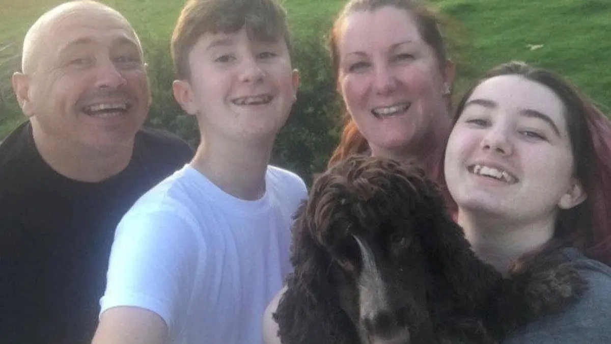 SONDERKONDITIONEN: Satzpreis!
Cocker Spaniel Stevie with his new family. See SWNS story SWMDdog; A blind dog which was taken to the vets to be put down is now enjoying life as an autistic girl's best friend after undergoing surgery to have his sight saved. Cocker Spaniel Stevie, named after music legend Stevie Wonder, was moments from death when a breeder didn't want him because of his limited eyesight. The Dog's Trust charity agreed to take in the two-year-old pooch after being contacted by vets before he was adopted by Vickie Tatlow. Vickie, of Whitefield, Manchester, said the addition of Stevie to her family has helped completely transform the life of her autistic teenage daughter Tegan. Tegan, 18, was housebound and barely spoke until Stevie became their beloved family pet and the pair now share an inseparable bond. Stevie is also enjoying a new lease of life after specialist vets carried out a double cataract operation and managed to save his eye sight. Full-time carer Vickie, 47, said: ?It really is wonderful. They?re like best friends and they both rely on each other.