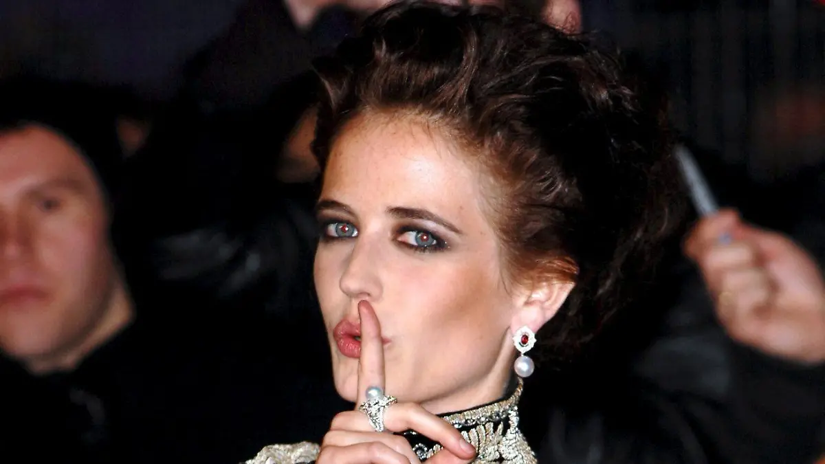French actress Eva Green gestures as she greets her fans at the world premiere of director Martin Campbell's James Bond film 'Casino Royale', at the Odeon Leicester Square Cinema in Central London, Tuesday 14 November 2006. Green co-stars with Daniel Craig as the new 'Bond girl'. EPA/DANIEL DEME +++(c) dpa - Bildfunk+++
