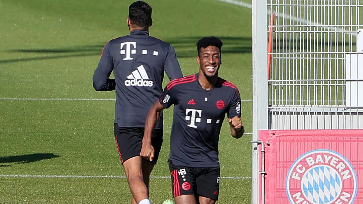 25.09.2021, FC Bayern Training Muenchen, Fussball, im Bild: Kingsley Coman FCB und Corentin Tolisso FCB gruessen sich *** 25 09 2021, FC Bayern Training Muenchen, football, sports, in the picture Kingsley Coman FCB and Corentin Tolisso FCB greet each other