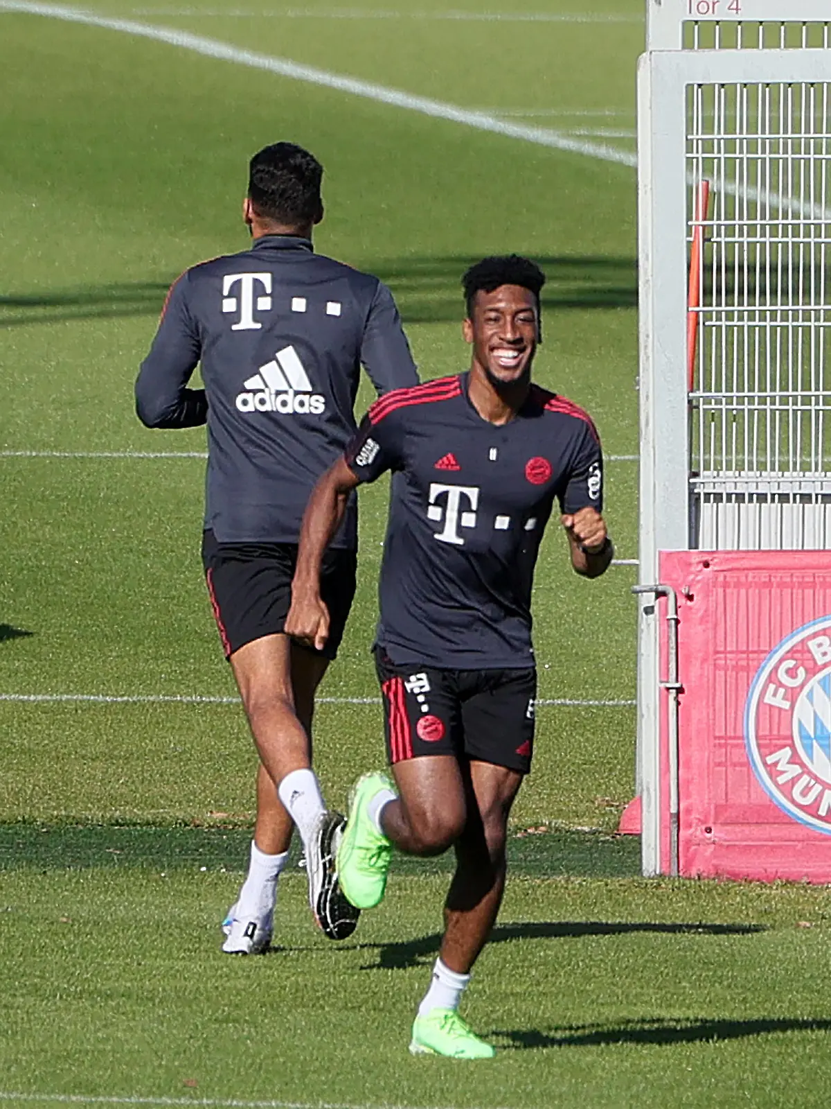 25.09.2021, FC Bayern Training Muenchen, Fussball, im Bild: Kingsley Coman FCB und Corentin Tolisso FCB gruessen sich *** 25 09 2021, FC Bayern Training Muenchen, football, sports, in the picture Kingsley Coman FCB and Corentin Tolisso FCB greet each other 
