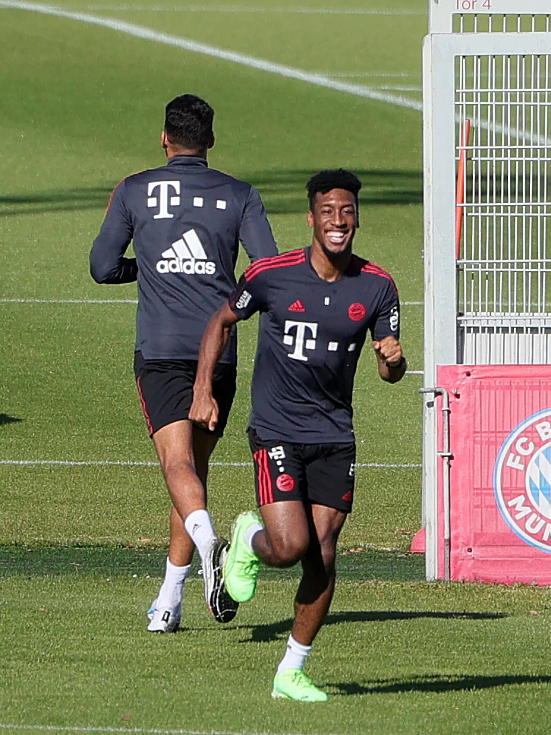 25.09.2021, FC Bayern Training Muenchen, Fussball, im Bild: Kingsley Coman FCB und Corentin Tolisso FCB gruessen sich *** 25 09 2021, FC Bayern Training Muenchen, football, sports, in the picture Kingsley Coman FCB and Corentin Tolisso FCB greet each other 