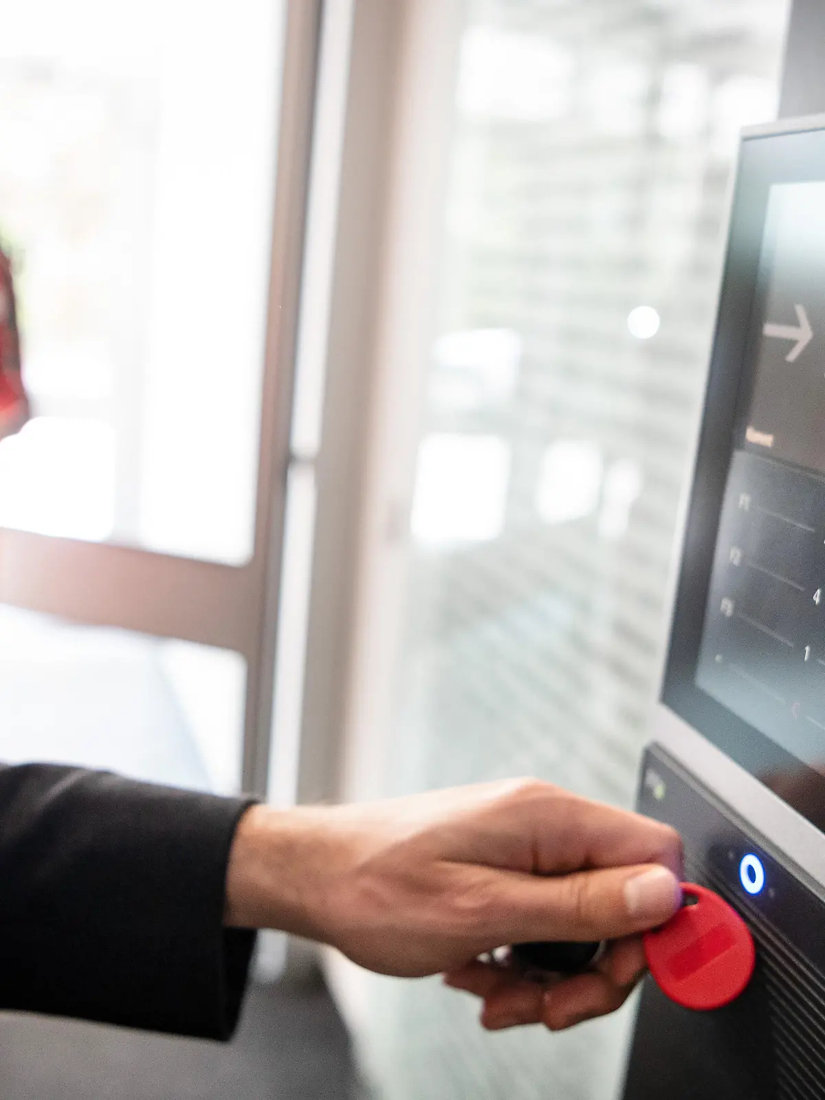 ILLUSTRATION - Ein Mitarbeiter erfasst seine Arbeitszeit digital an einem Terminal. Arbeitgeber sollen verpflichtet werden, die gesamte Arbeitszeit ihrer Beschäftigten systematisch zu erfassen. Das folgt aus einem Urteil des Europäischen Gerichtshofs. Alle EU-Staaten müssten dies durchsetzen, entschieden die obersten EU-Richter am Dienstag in Luxemburg.