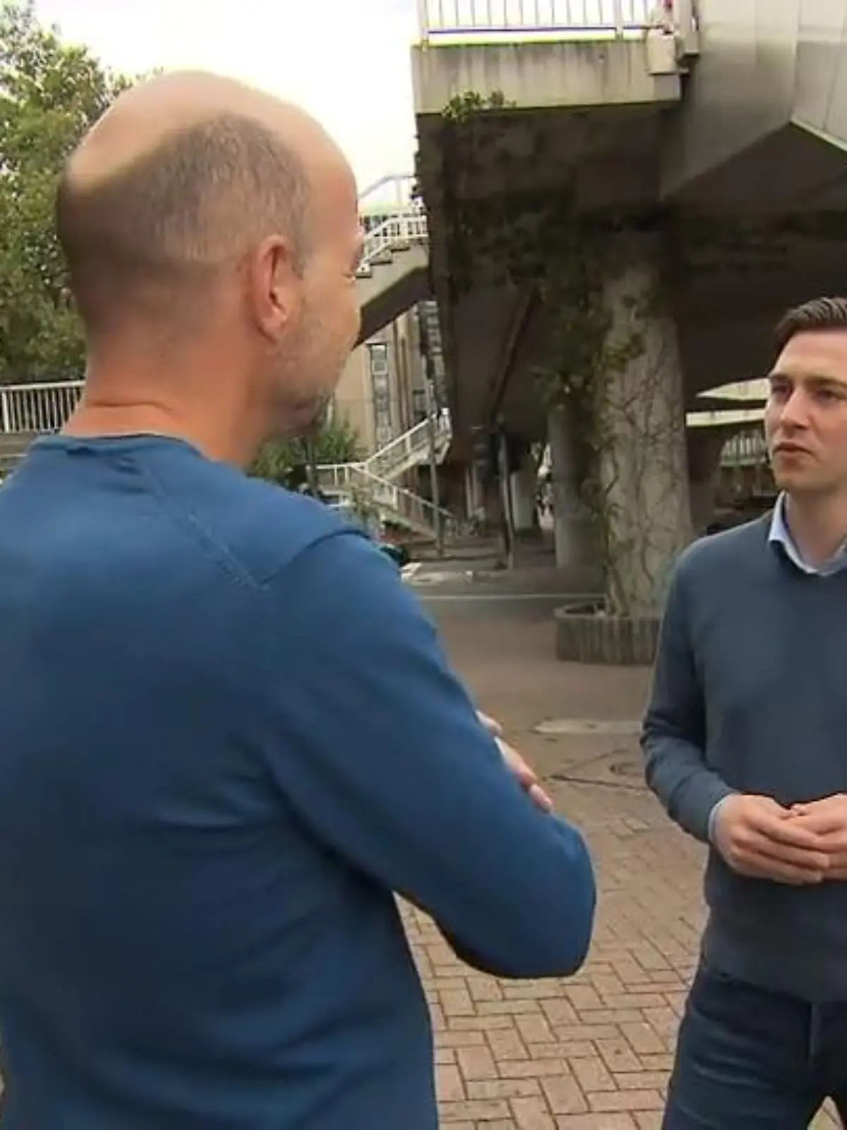 Nicht nur auf Bundesebene musste die CDU bei dieser Wahl Verluste einstecken. Beim Rennen um den Posten des Oberbürgermeisters in Gießen konnten Grüne und SPD die meisten Wählerstimmen sammeln. Frederik Bouffier, CDU-Kandidat und Sohn von Ministerpräsident Volker Bouffier, muss sich mit Platz 3 zufrieden geben. Eine Stichwahl wird am 24. Oktober entscheiden, wer die amtierende Oberbürgermeisterin Dietlind Grabe-Bolz beerben wird. Mehr zum Wahlabend in Gießen im Video.