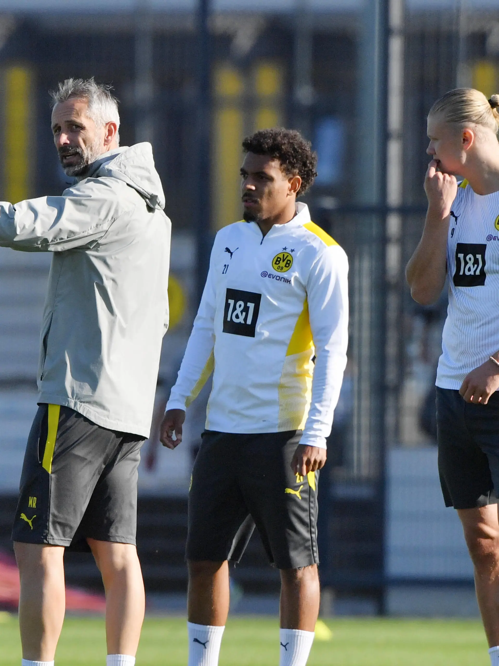  v.li., Trainer Marco Rose Borussia Dortmund, Donyell Malen Borussia Dortmund, Erling Haaland Borussia Dortmund 22.09.2021, Fussball GER, Saison 2021 2022, 1. Bundesliga, Training Borussia Dortmund, Foto: Maik Hölter/TEAM2sportphoto Dortmund Nordrhein Westfalen Deutschland *** from left , Coach Marco Rose Borussia Dortmund , Donyell Malen Borussia Dortmund , Erling Haaland Borussia Dortmund 22 09 2021, Football GER, Season 2021 2022, 1 Bundesliga, Training Borussia Dortmund, Photo Maik Hölter TEAM2sportphoto Dortmund Nordrhein Westfalen Germany Team2