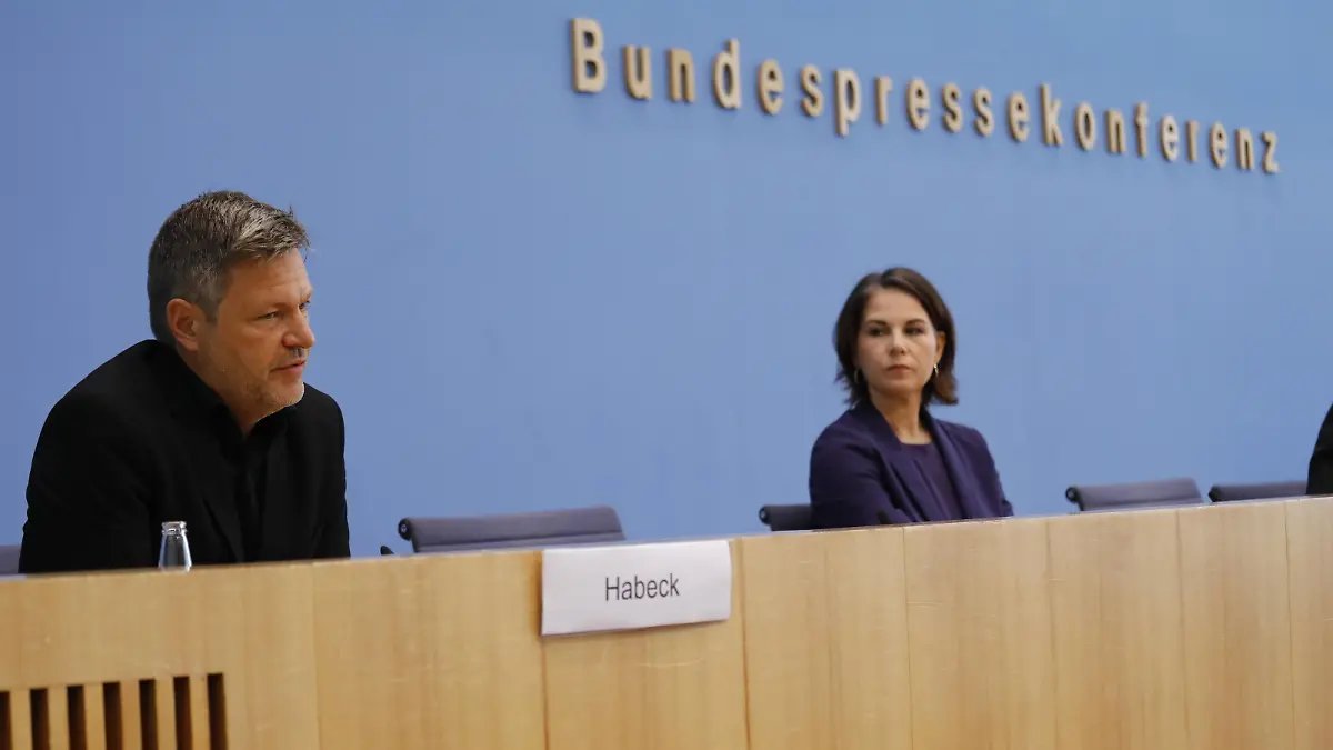  Robert Habeck, Spitzenkandidat von BÜNDNIS 90/DIE GRÜNEN, Annalena Baerbock, Kanzlerkandidatin von BÜNDNIS 90/DIE GRÜNEN, Deutschland, Berlin, Bundespressekonferenz, Thema: BÜNDNIS 90/DIE GRÜNEN - Zu den Bundestags- und Landtagswahlen *** Robert Habeck, top candidate of BÜNDNIS 90 DIE GRÜNEN, Annalena Baerbock, candidate for chancellor of BÜNDNIS 90 DIE GRÜNEN, Germany, Berlin, Federal Press Conference, Topic BÜNDNIS 90 DIE GRÜNEN On the federal and state elections