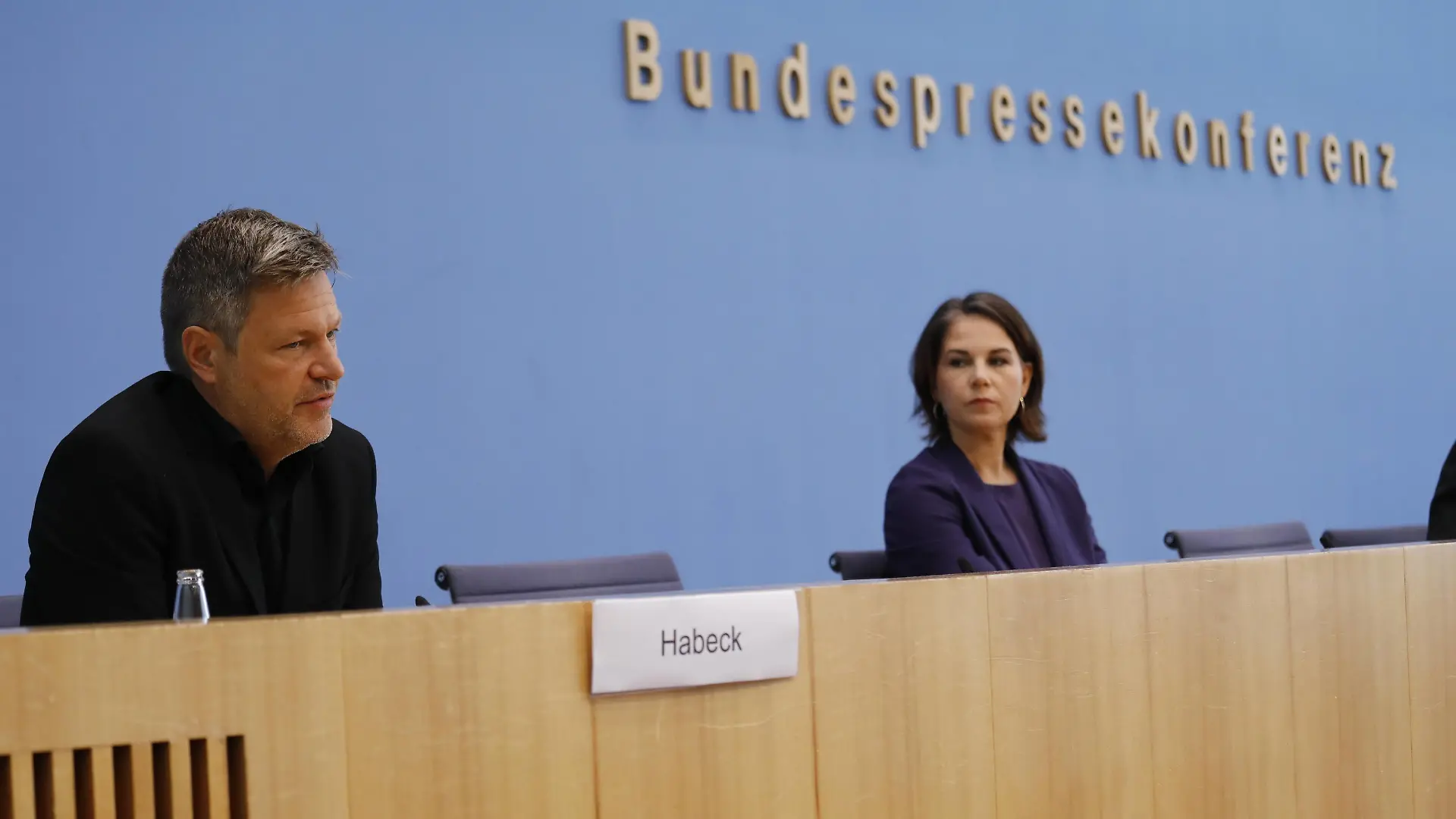 Robert Habeck, Spitzenkandidat von BÜNDNIS 90/DIE GRÜNEN, Annalena Baerbock, Kanzlerkandidatin von BÜNDNIS 90/DIE GRÜNEN, Deutschland, Berlin, Bundespressekonferenz, Thema: BÜNDNIS 90/DIE GRÜNEN - Zu den Bundestags- und Landtagswahlen *** Robert Habeck, top candidate of BÜNDNIS 90 DIE GRÜNEN, Annalena Baerbock, candidate for chancellor of BÜNDNIS 90 DIE GRÜNEN, Germany, Berlin, Federal Press Conference, Topic BÜNDNIS 90 DIE GRÜNEN On the federal and state elections