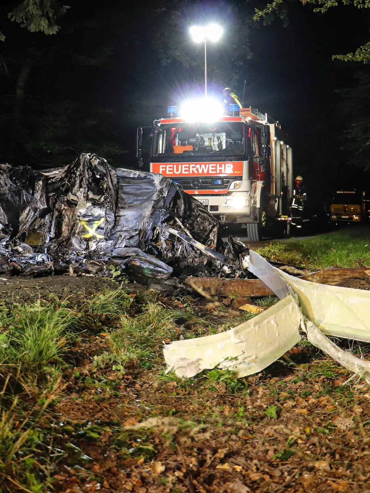 25.09.2021, Hessen, Butzbach: Ein Fahrzeug der Feuerwehr steht hinter einem abgestürzten Tragschrauber. (zu dpa «Zwei Tote bei Absturz eines Tragschraubers») Foto: Fabien Kriegel/5vision media/dpa +++ dpa-Bildfunk +++
