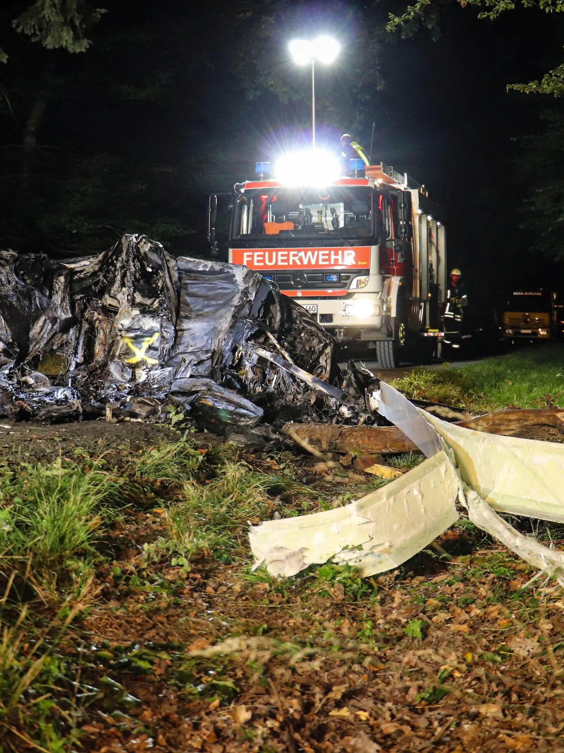25.09.2021, Hessen, Butzbach: Ein Fahrzeug der Feuerwehr steht hinter einem abgestürzten Tragschrauber. (zu dpa «Zwei Tote bei Absturz eines Tragschraubers») Foto: Fabien Kriegel/5vision media/dpa +++ dpa-Bildfunk +++