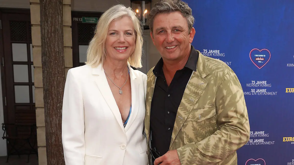 Hans Sigl und seine Ehefrau Susanne beim 50 Jahre Kimmig Entertainment Event am 23.08.2023 im Europapark in Rust 75. Geburtstag von Werner Kimmig und 50 Jahre Kimmig Entertainment Event im Europapark Rust *** Hans Sigl and his wife Susanne at the 50 years Kimmig Entertainment Event on 23 08 2023 at Europapark in Rust 75th birthday of Werner Kimmig and 50 years Kimmig Entertainment Event at Europapark Rust PUBLICATIONxINxGERxSUIxAUTxONLY