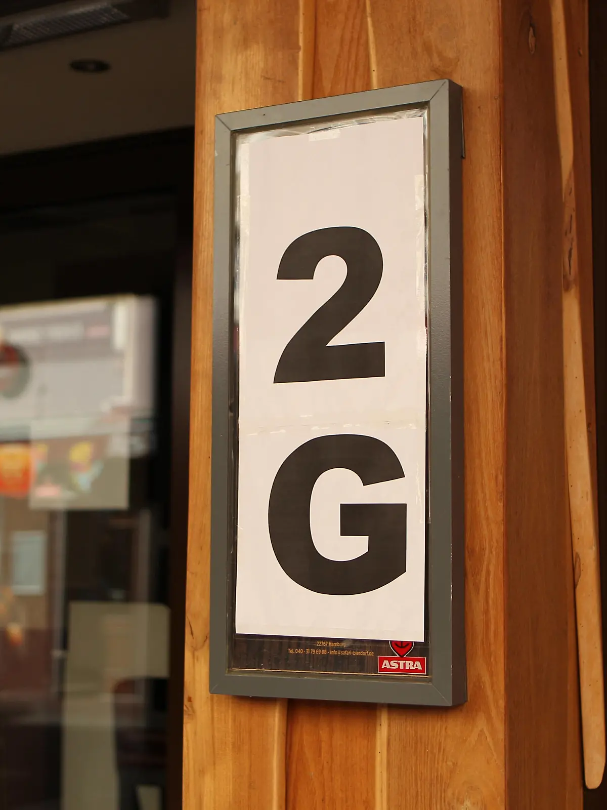 Am Eingang eines Clubs auf St. Pauli wird darauf hingewiesen, dass nur Geimpfte und Genesene Zutritt zu der Lokalität erhalten. Der Gastronomie-Betrieb bedient sich des sogenannten 2G-Optionsmodells der Stadt Hamburg, das es Veranstaltern und Gastronomen ermöglicht, mehr Gästen Einlass zu gewähren. Negativ-Getestete haben dabei keinen Zutritt mehr. St. Pauli Hamburg *** At the entrance of a club on St Pauli it is pointed out that only vaccinated and recovered people are allowed to enter the location The gastronomy business uses the so-called 2G option model of the city of Hamburg, which allows organizers and restaurateurs to grant admission to more guests Negatively tested people are no longer allowed to enter St Pauli Hamburg 
