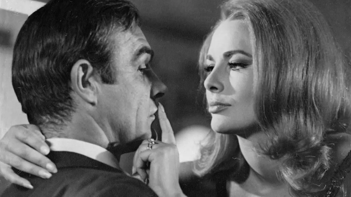 The actors Sean Connery and Karin Dor in a scene from the film 007 - You only live twice x06393x