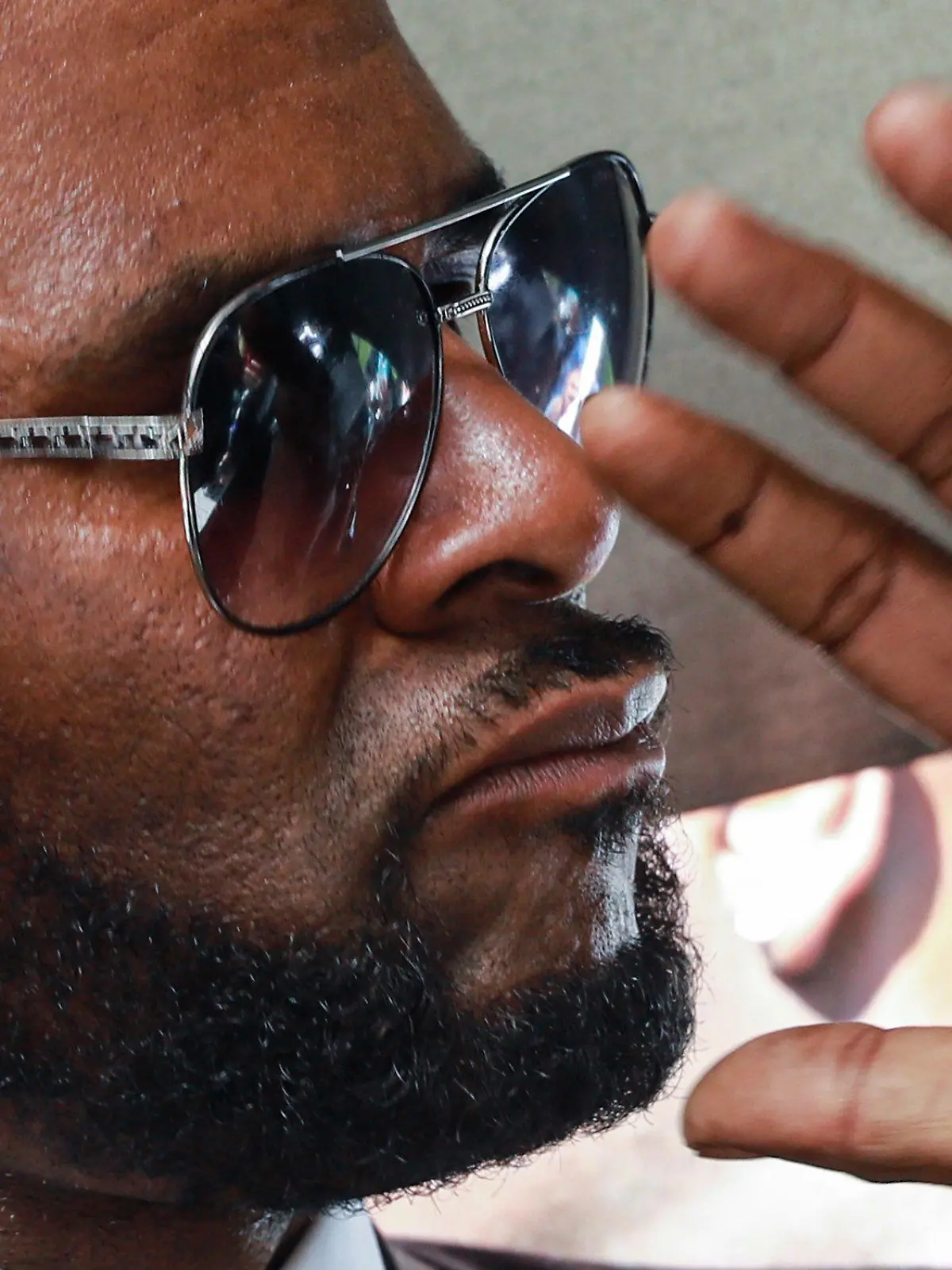 ARCHIV - 26.06.2019, USA, Chicago: R. Kelly, Musiker aus den USA, verlässt nach einer Anhörung das Leighton Criminal Court Gebäude. (zu dpa «Demontage eines Superstars: Sänger R. Kelly seit einem Monat vor Gericht») Foto: Amr Alfiky/AP/dpa +++ dpa-Bildfunk +++