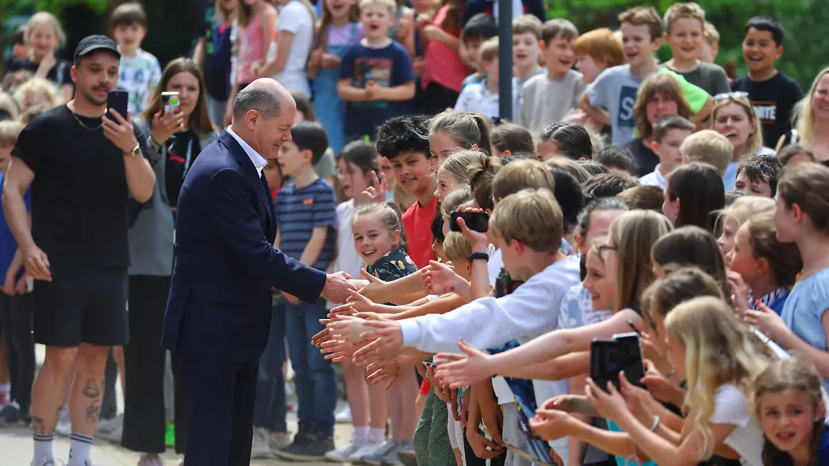 German Chancellor Olaf Scholz meets children during his visit to Eigenherd primary school to mark EU project day in school, in Kleinmachnow, Germany May 22, 2023. REUTERS/Fabrizio Bensch