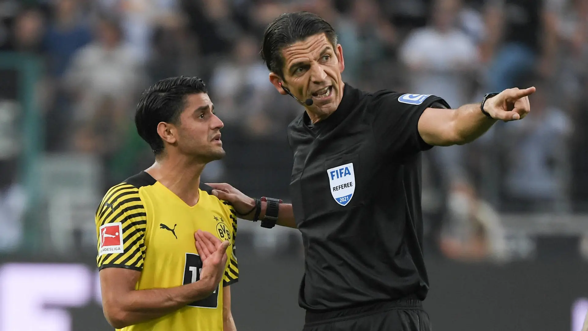  Gelb Rote Karte von Schiedsrichter Deniz Aytekin für Mahmoud Dahoud Borussia Dortmund, li., 25.09.2021, Fussball GER, Saison 2021/2022, 1. Bundesliga, 6. Spieltag, Borussia Mönchengladbach - Borussia Dortmund, Foto: Weis/TEAM2sportphoto ***DFL regulations prohibit any use of photographs as image sequences and/or quasi-video.*** Moenchengladbach Nordrhein Westfalen Deutschland *** Yellow red card from referee Deniz Aytekin for Mahmoud Dahoud Borussia Dortmund , li , 25 09 2021, Football GER, Season 2021 2022, 1 Bundesliga, Matchday 6, Borussia Mönchengladbach Borussia Dortmund, Foto Weis TEAM2sportphoto DFL regulations prohibit any use of photographs as image sequences and or quasi video Moenchengladbach Nordrhein Westfalen Germany Team2