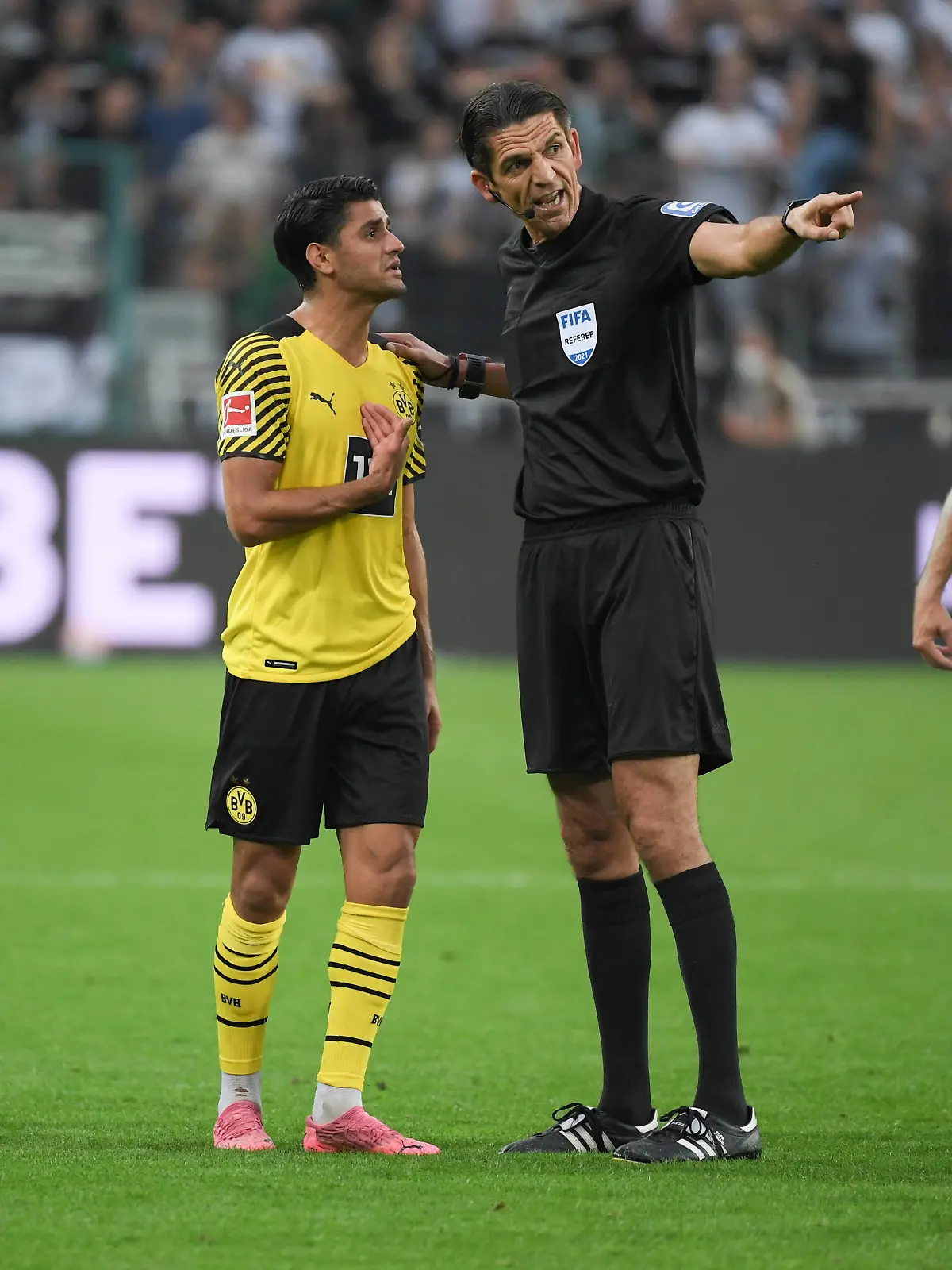  Gelb Rote Karte von Schiedsrichter Deniz Aytekin für Mahmoud Dahoud Borussia Dortmund, li., 25.09.2021, Fussball GER, Saison 2021/2022, 1. Bundesliga, 6. Spieltag, Borussia Mönchengladbach - Borussia Dortmund, Foto: Weis/TEAM2sportphoto ***DFL regulations prohibit any use of photographs as image sequences and/or quasi-video.*** Moenchengladbach Nordrhein Westfalen Deutschland *** Yellow red card from referee Deniz Aytekin for Mahmoud Dahoud Borussia Dortmund , li , 25 09 2021, Football GER, Season 2021 2022, 1 Bundesliga, Matchday 6, Borussia Mönchengladbach Borussia Dortmund, Foto Weis TEAM2sportphoto DFL regulations prohibit any use of photographs as image sequences and or quasi video Moenchengladbach Nordrhein Westfalen Germany Team2