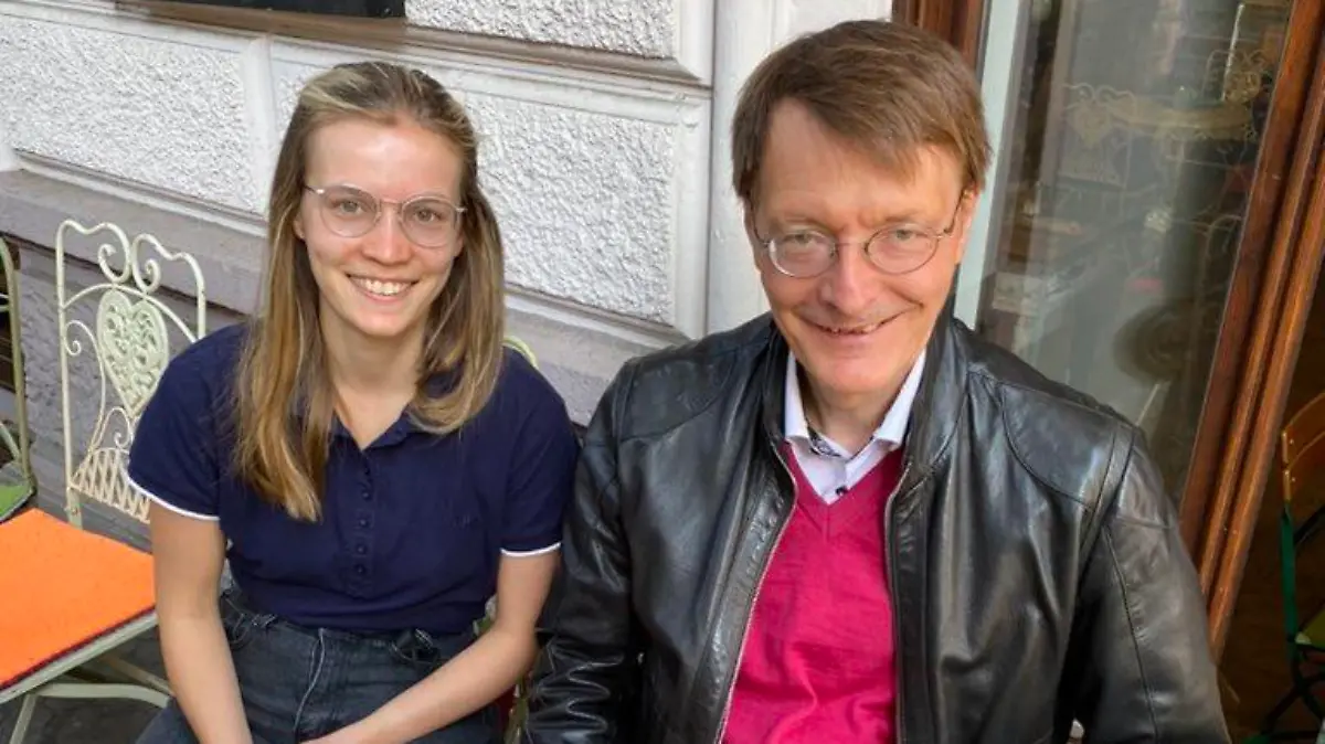 Karl Lauterbach zeigt sich nach langen Wahlkampf aus Twitter mit Tochter Rosa.