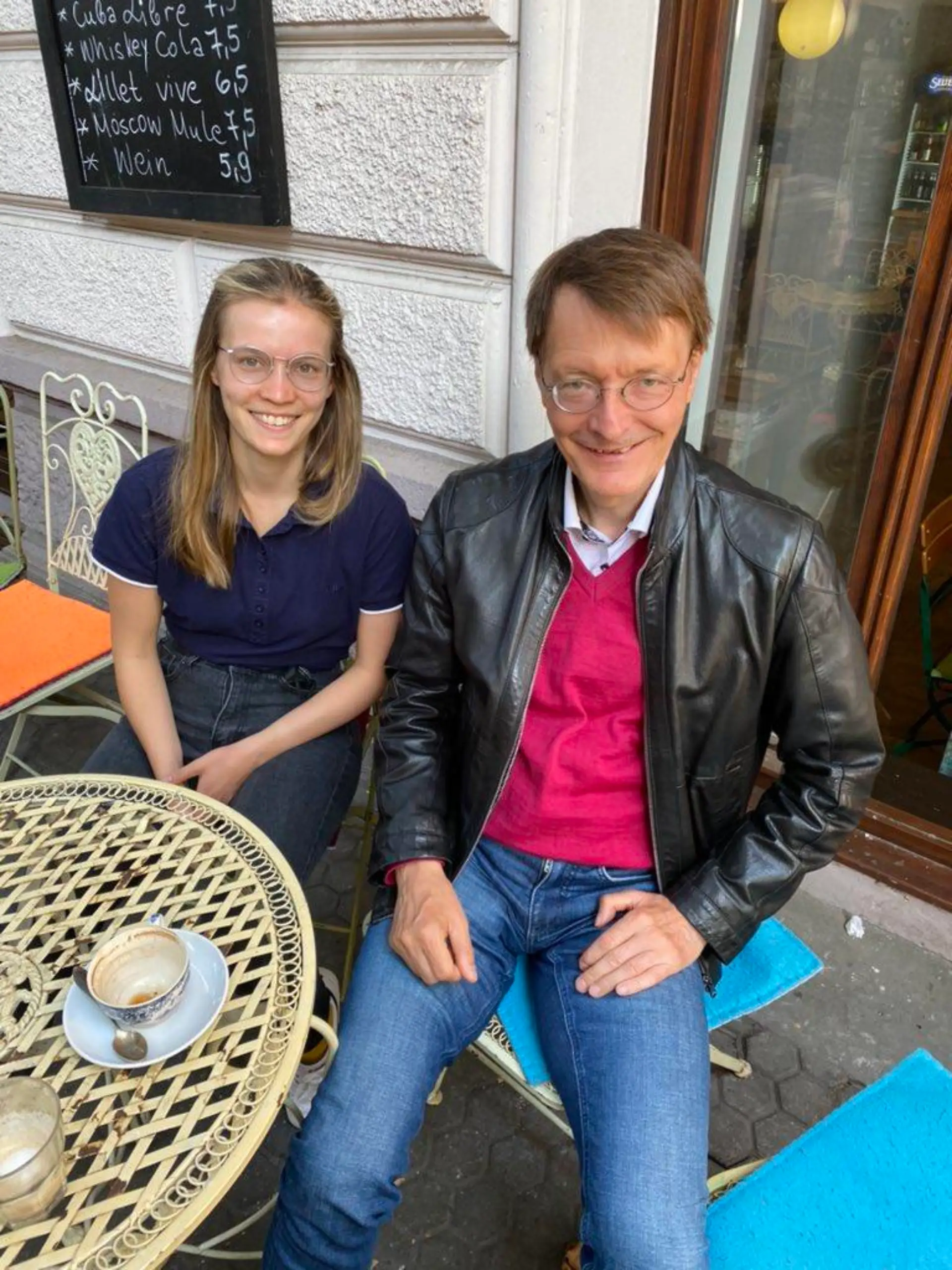 Karl Lauterbach zeigt sich nach langen Wahlkampf aus Twitter mit Tochter Rosa.
