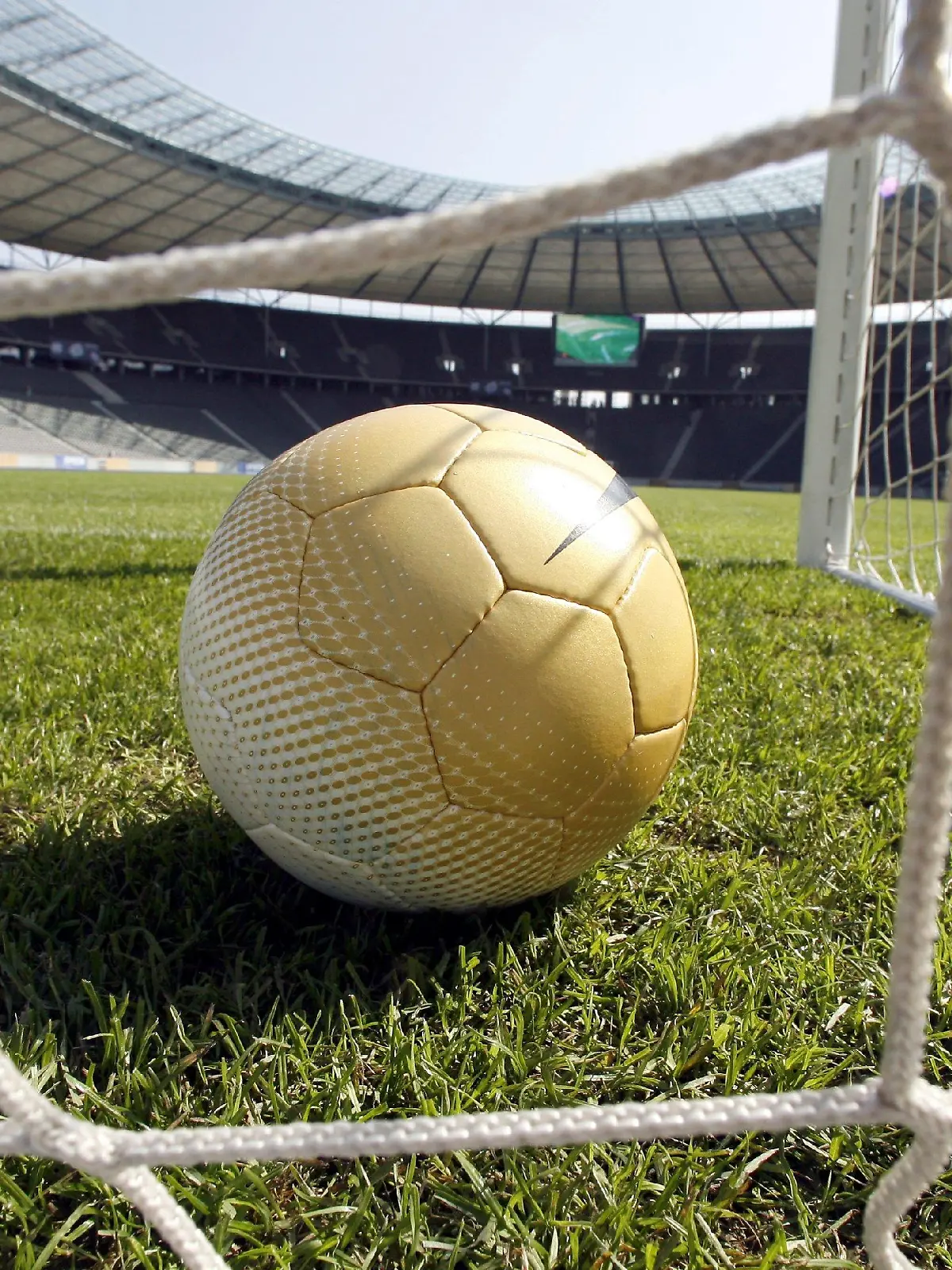 ARCHIV - Ein Fußball liegt im Tor des Olympiastadions in Berlin (Archivfoto vom 25.04.2006). In Deutschland sind Physiker dabei, eine alte Fußballweisheit zu wiederlegen. Auch der Berliner Wissenschaftler Andreas Heuer will seine Erkenntnisse auf dem größten deutschen Physikerkongress dieses Jahres in Berlin (25.02.-29.02.2008) präsentieren. Heuer ist theoretischer Physiker, den am Fußball das Zusammenspiel von Systematik und Zufall fasziniert. Foto: Bernd Settnik dpa (zu dpa-Korr-Bericht: "Physiker wiederlegt Fußballweisheit" vom 25.02.2008)  +++(c) dpa - Bildfunk+++