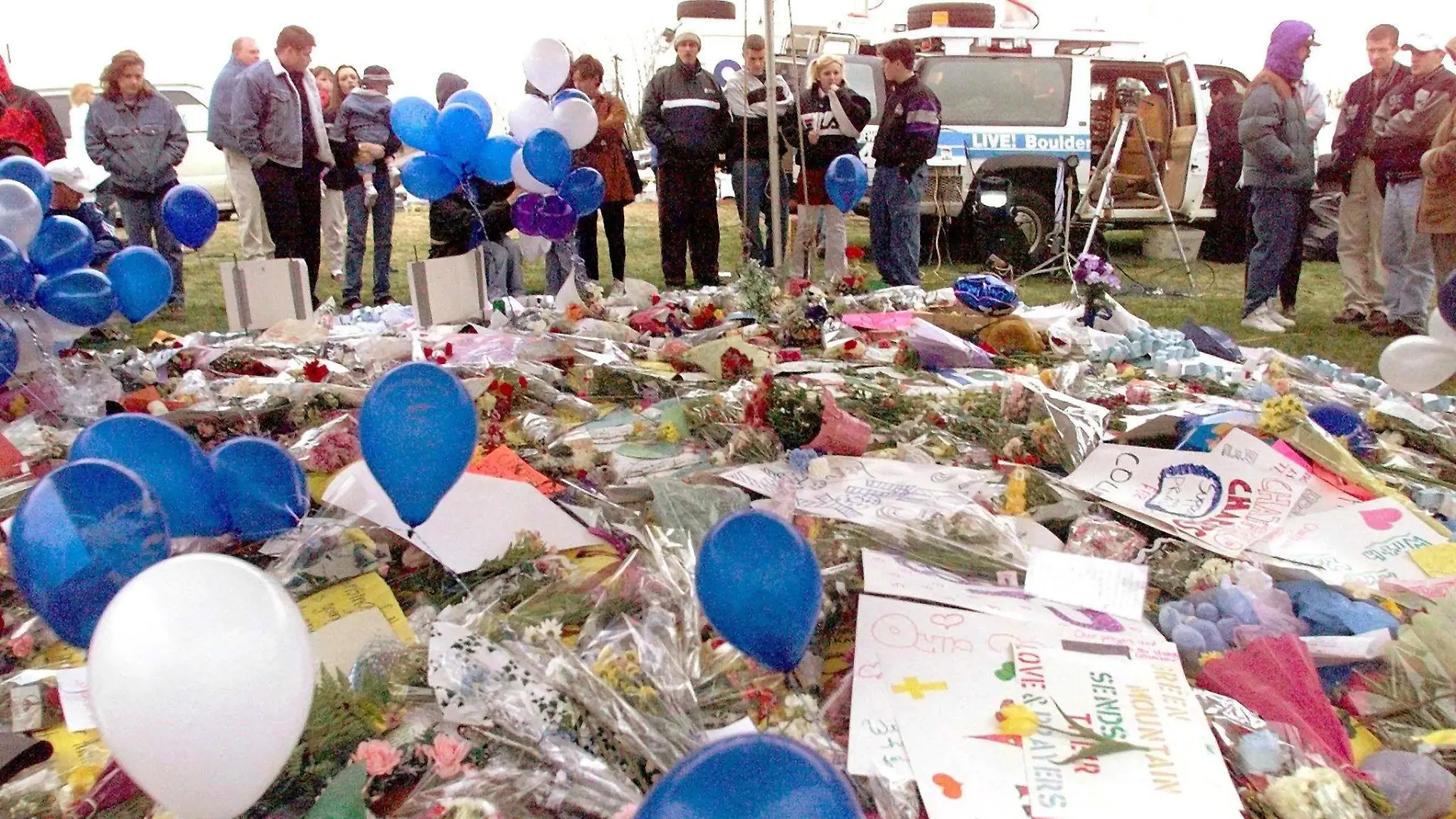 Littleton, Colorado, residents stand near a carpet of flowers, 21 April 1999, mourning the dead at Columbine High School. Two heavily armed Columbine students killed thirteen fellow students and injured more than twenty others in a shooting 20 April, 1999, before committing suicide, according to police. (Digitale Fotografie) dpa +++ dpa-Bildfunk +++