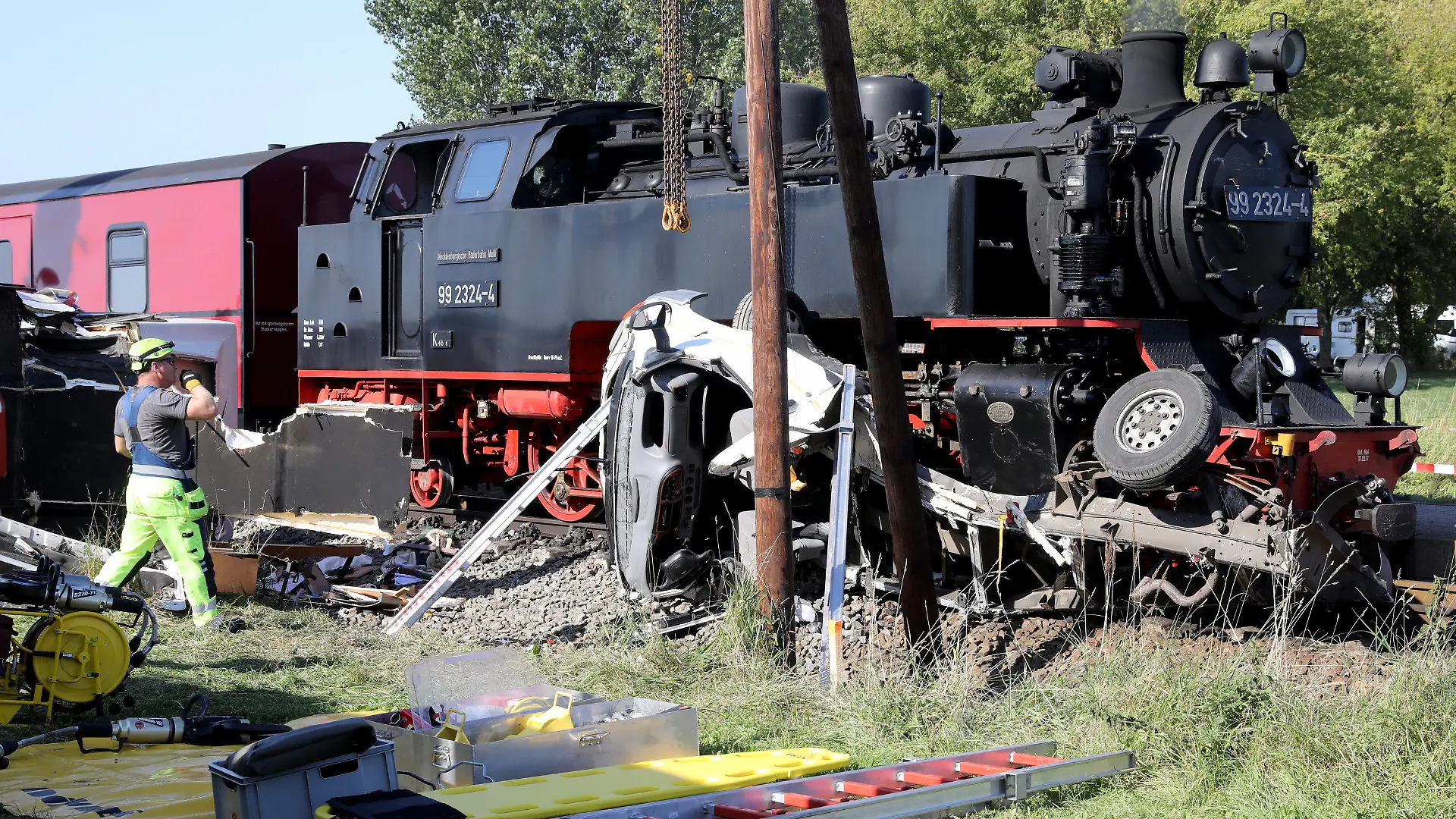 26.09.2021, Mecklenburg-Vorpommern, Wittenbeck: Nach der Kollision der Kleinbahn Molli mit einem Wohnmobil erfolgen die Bergungsarbeiten für die Fahrzeuge. Bei dem Unfall wurden die beiden Insassen des Wohnmobils schwer verletzt. Das Wohnmobil wurde etwa 50 Meter mitgeschleift und in zwei Teile zerrissen. Foto: Bernd Wüstneck/dpa-Zentralbild/dpa +++ dpa-Bildfunk +++