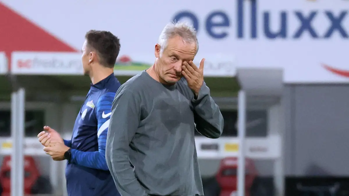 26.09.21 SC Freiburg - FC Augsburg Deutschland, Freiburg, 26.09.2021, Fussball, Bundesliga, SC Freiburg - FC Augsburg: Christian Streich Trainer SC Freiburg. *** 26 09 21 SC Freiburg FC Augsburg Germany, Freiburg, 26 09 2021, football, Bundesliga, SC Freiburg FC Augsburg Christian Streich coach SC Freiburg