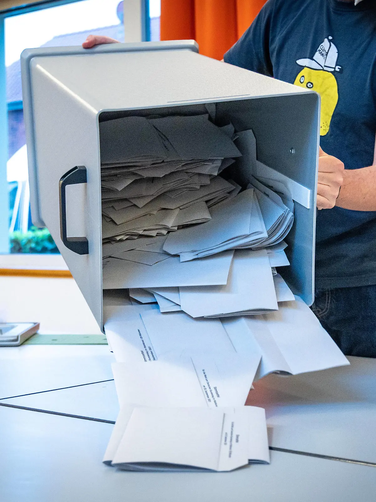 Bundestagswahl 2021 DEU, Deutschland, Nordrhein-Westfalen, Münster, 26.09.2021: In einem Wahllokal wird nach 1800 Uhr die Wahlurne geöffnet, die Wahlurne wird ausgeleert und die Stimmen ausgezählt. *** Bundestag election 2021 DEU, Germany, North Rhine Westphalia, Münster, 26 09 2021 In a polling station after 1800 hours the ballot box is opened, the ballot box is emptied and the votes are counted 