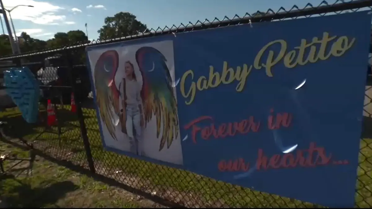 Dieses Banner hing vor der Halle.