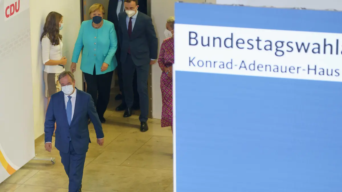  CDU - Wahlabend Bundestagswahl 2021 - Konrad-Adenauer-Haus in Berlin - Armin Laschet mit Bundeskanzlerin Angela Merkel auf dem Weg zu seinem ersten Statement nach Bekanntgabe erster PrognosenCDU - Wahlabend Bundestagswahl 2021 - Konrad-Adenauer-Haus in Berlin - Armin Laschet mit Bundeskanzlerin Angela Merkel auf dem Weg zu seinem ersten Statement nach Bekanntgabe erster Prognosen, Berlin Berlin Deutschland Konrad-Adenauer-Haus *** CDU election evening Bundestag election 2021 Konrad Adenauer Haus in Berlin Armin Laschet with Chancellor Angela Merkel on the way to his first statement after the announcement of first forecasts CDU election evening Bundestag election 2021 Konrad Adenauer Haus in Berlin Armin Laschet with Chancellor Angela M