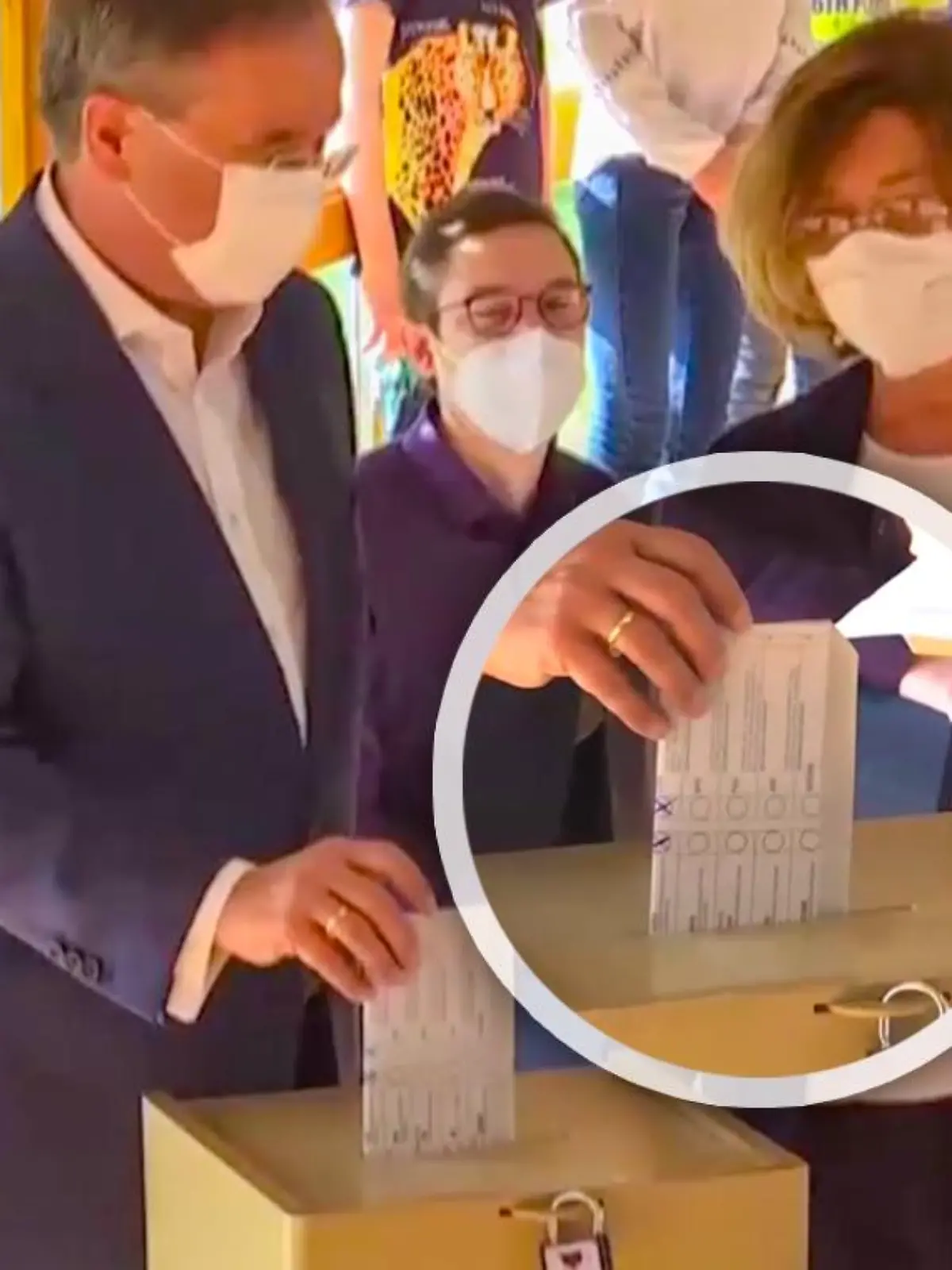 Armin Laschet bei der Stimmabgabe in Aachen