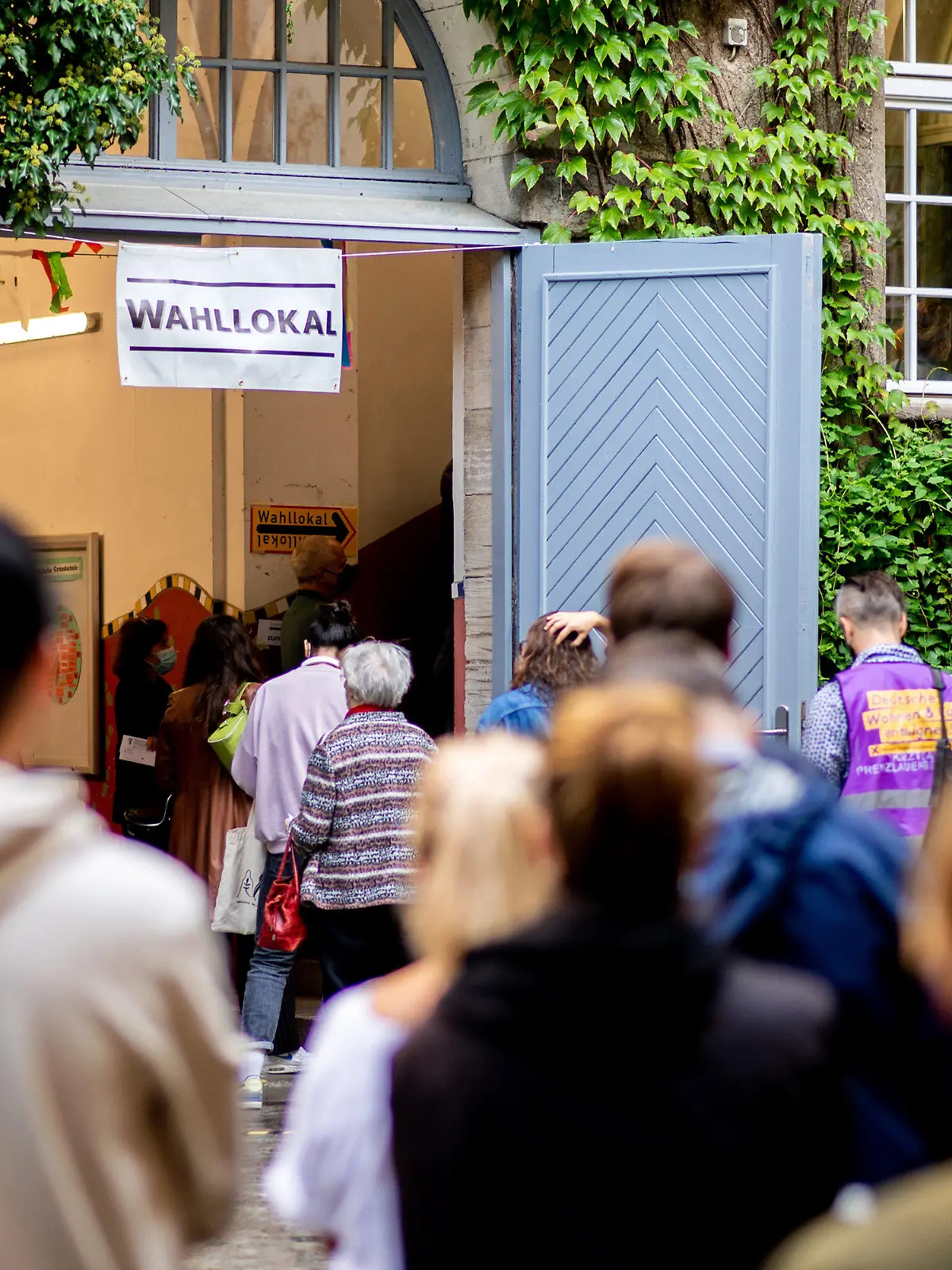 26.09.2021, Berlin: Zahlreiche Wählerinnen und Wähler warten im Stadtteil Prenzlauer Berg in einer langen Schlange vor einem Wahllokal, das in einer Grundschule untergebracht ist. Foto: Hauke-Christian Dittrich/dpa +++ dpa-Bildfunk +++