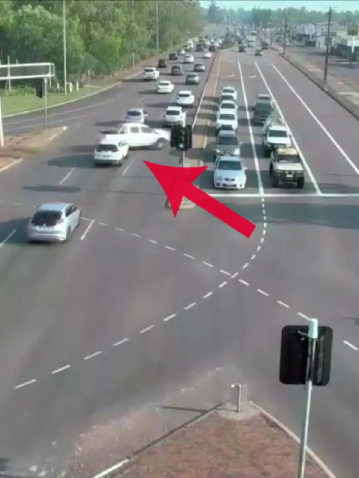 Bild zu: "Auto rast quer durch Straßenverkehr"