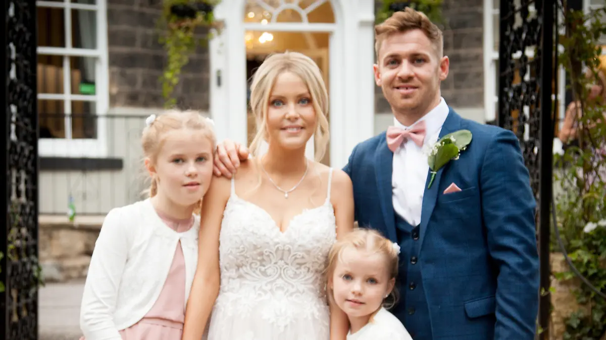 SONDERKONDITIONEN: Satzpreis!
Tragisch: Braut Sinead Richards aus Leeds stirbt knapp einen Monat nach ihrer Hochzeit an Brustkrebs  --   Sinead Richards was the picture of happiness when she tied the knot with her partner of 12 years Liam McDonagh, 33, on August 19. their two daughters, Paige, seven, and Georgie, 10. See SWNS story SWLEbride. A woman deemed by doctors to be ?too young? to have breast cancer when she went to them aged 29 has tragically died of the illness just weeks after her wedding day.  Sinead Richards was the picture of happiness when she tied the knot with her partner of 12 years Liam McDonagh, 33, on August 19. But she passed away on September 10 aged just 31, just over a year after tests revealed she had stage four breast cancer, which had spread over her body. Heartbroken Liam said: ?Everyone was smiling all day.  She was very unwell but it really showed what she was like, she battled to get there and put on a brave face.    / action press