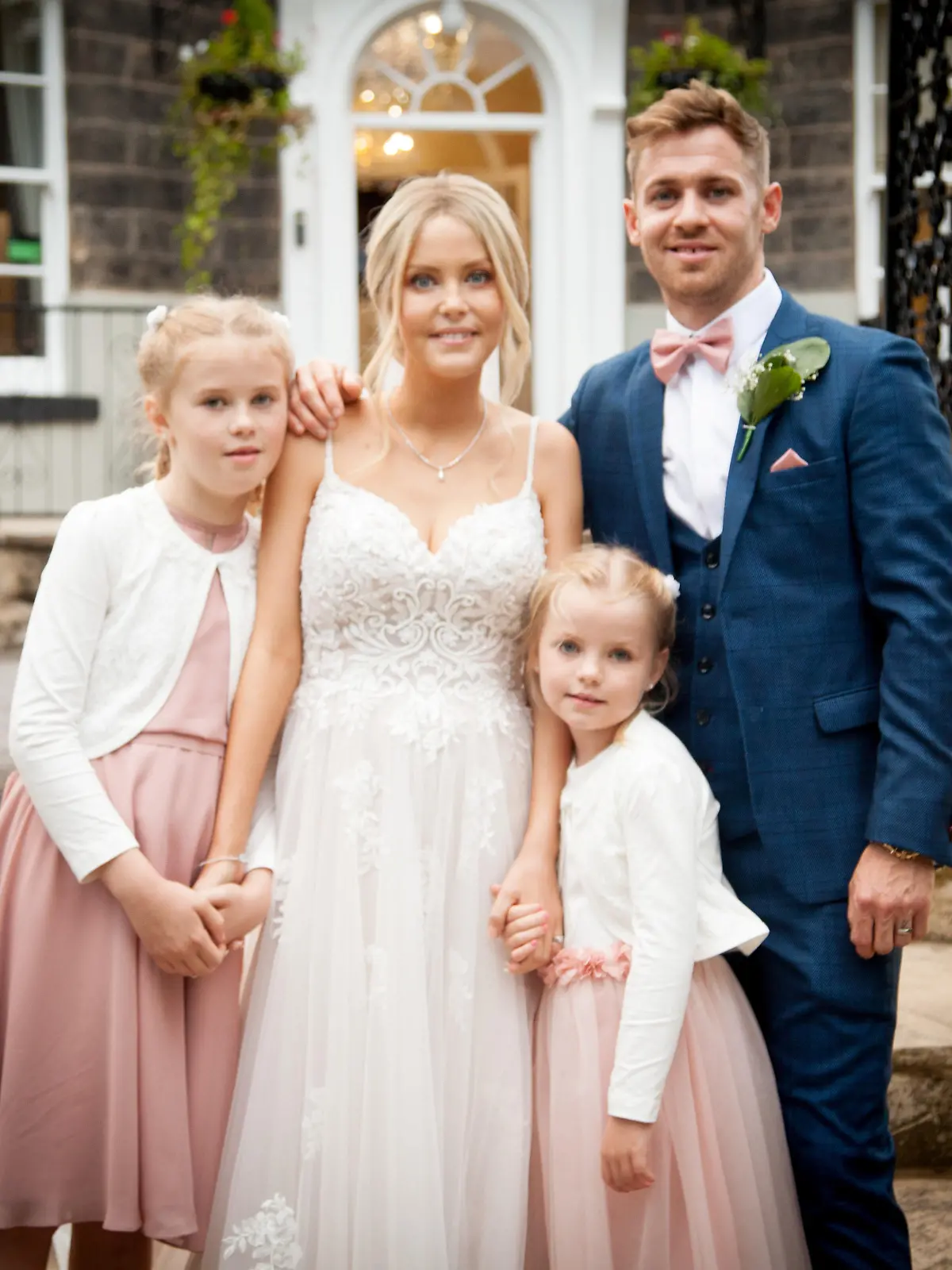 SONDERKONDITIONEN: Satzpreis!
Tragisch: Braut Sinead Richards aus Leeds stirbt knapp einen Monat nach ihrer Hochzeit an Brustkrebs  --   Sinead Richards was the picture of happiness when she tied the knot with her partner of 12 years Liam McDonagh, 33, on August 19. their two daughters, Paige, seven, and Georgie, 10. See SWNS story SWLEbride. A woman deemed by doctors to be ?too young? to have breast cancer when she went to them aged 29 has tragically died of the illness just weeks after her wedding day.  Sinead Richards was the picture of happiness when she tied the knot with her partner of 12 years Liam McDonagh, 33, on August 19. But she passed away on September 10 aged just 31, just over a year after tests revealed she had stage four breast cancer, which had spread over her body. Heartbroken Liam said: ?Everyone was smiling all day.  She was very unwell but it really showed what she was like, she battled to get there and put on a brave face.    / action press