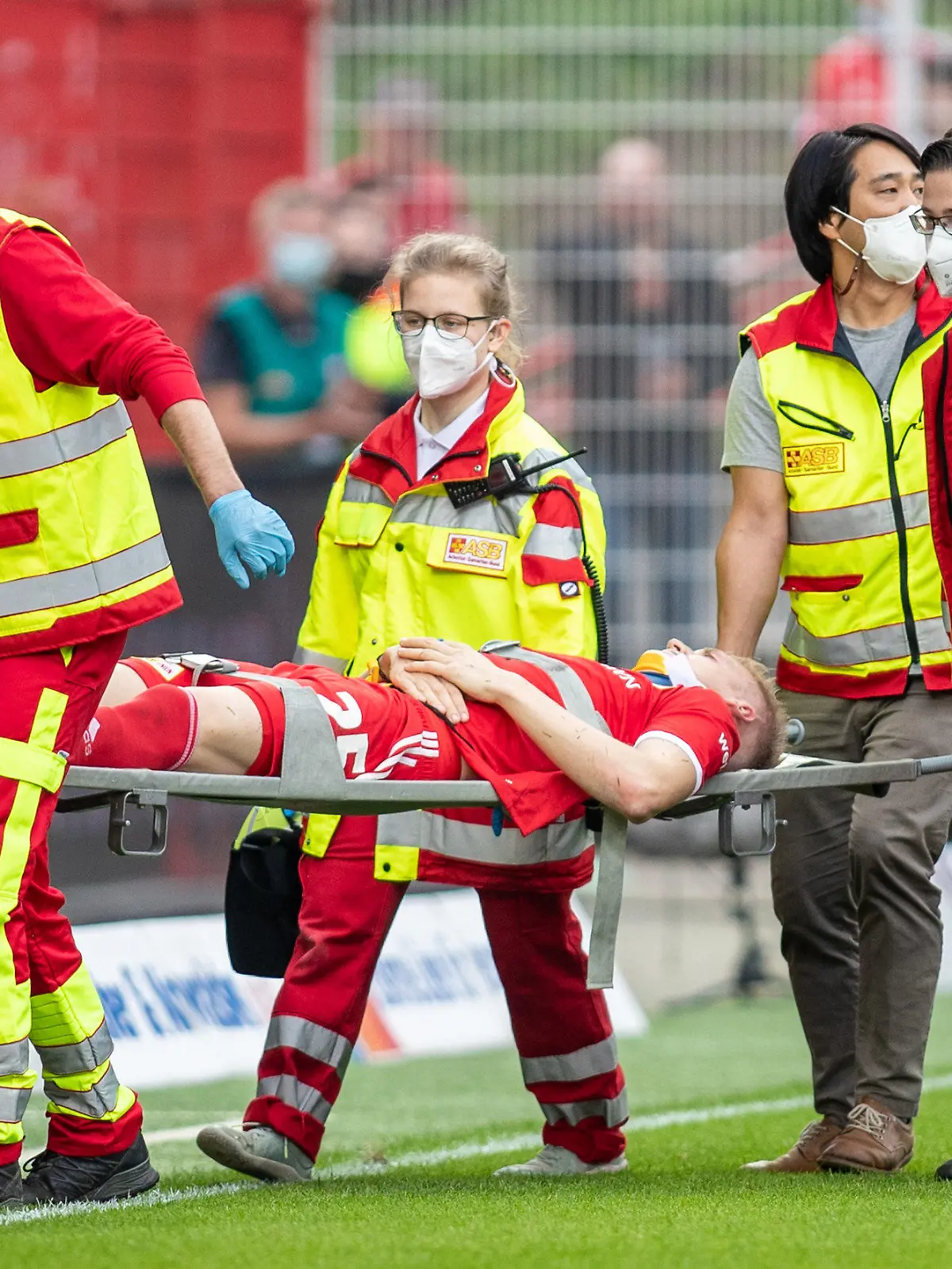 25.09.2021, Berlin: Fußball, Bundesliga, 6. Spieltag, 1. FC Union Berlin - Arminia Bielefeld, Stadion An der Alten Försterei: Berlins Timo Baumgartl wird nach einem Zusammenstoß mit Fabian Klos (r) von Arminia Bielefeld vom Spielfeld getragen. Links geht Berlins Trainer Urs Fischer. Foto: Andreas Gora/dpa - WICHTIGER HINWEIS: Gemäß den Vorgaben der DFL Deutsche Fußball Liga bzw. des DFB Deutscher Fußball-Bund ist es untersagt, in dem Stadion und/oder vom Spiel angefertigte Fotoaufnahmen in Form von Sequenzbildern und/oder videoähnlichen Fotostrecken zu verwerten bzw. verwerten zu lassen. +++ dpa-Bildfunk +++