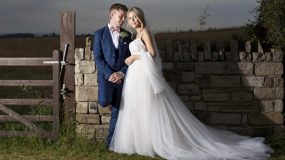 SONDERKONDITIONEN: Satzpreis!
Tragisch: Braut Sinead Richards aus Leeds stirbt knapp einen Monat nach ihrer Hochzeit an Brustkrebs  --   Sinead Richards was the picture of happiness when she tied the knot with her partner of 12 years Liam McDonagh, 33, on August 19.  See SWNS story SWLEbride. A woman deemed by doctors to be ?too young? to have breast cancer when she went to them aged 29 has tragically died of the illness just weeks after her wedding day.  Sinead Richards was the picture of happiness when she tied the knot with her partner of 12 years Liam McDonagh, 33, on August 19. But she passed away on September 10 aged just 31, just over a year after tests revealed she had stage four breast cancer, which had spread over her body. Heartbroken Liam said: ?Everyone was smiling all day.  She was very unwell but it really showed what she was like, she battled to get there and put on a brave face.    / action press
