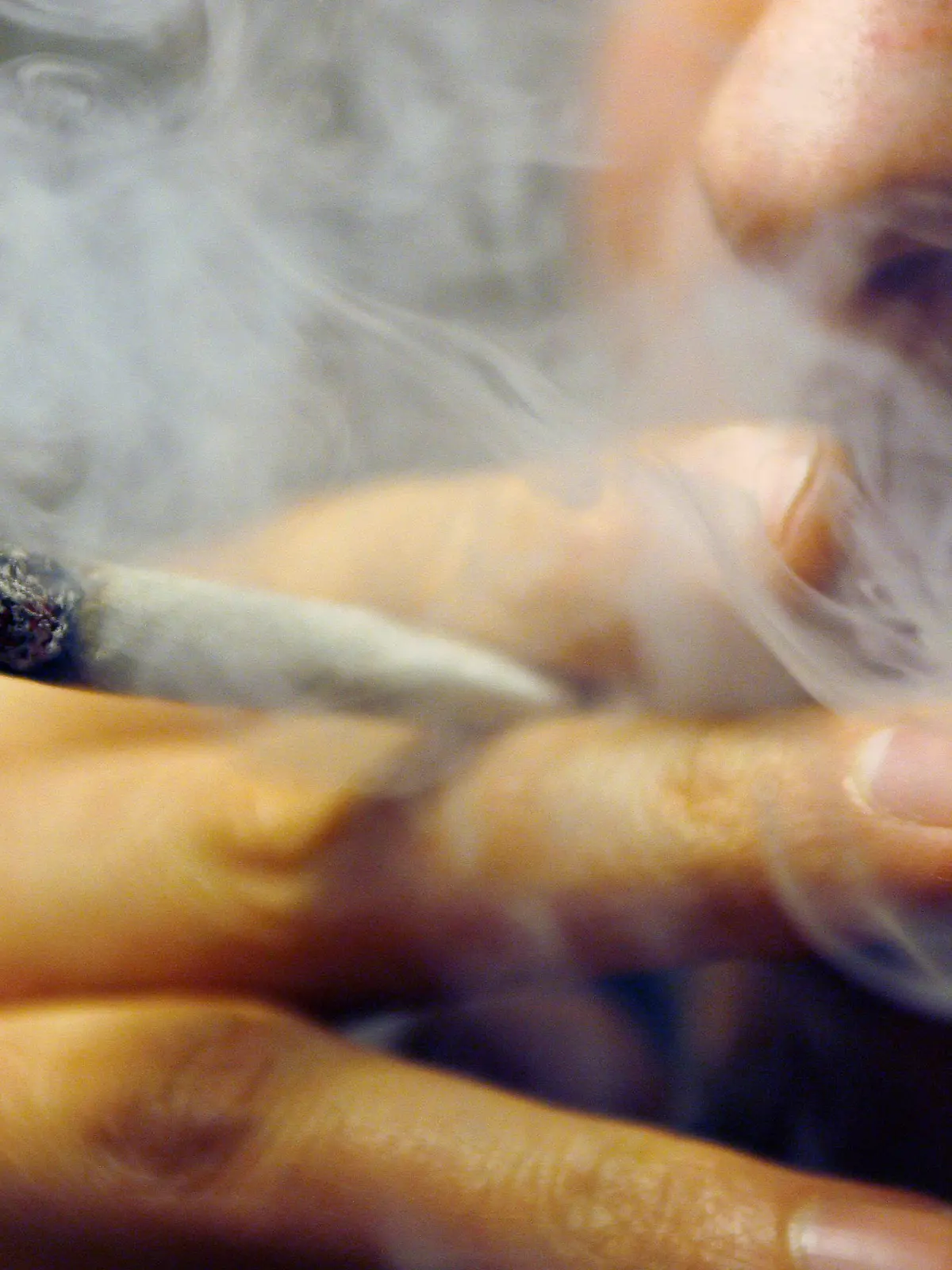 ARCHIV - 30.11.2006, Bayern, Würzburg: Ein Mann raucht einen Joint mit Marihuana. Der Konsum von Tabak, Alkohol und illegalen Drogen ist in Deutschland nach wie vor zu groß. (zu dpa "Jahrbuch Sucht: zu viel Tabak, Alkohol und illegale Drogen" vom 28.03.2018) Foto: Daniel Karmann/dpa +++ dpa-Bildfunk +++