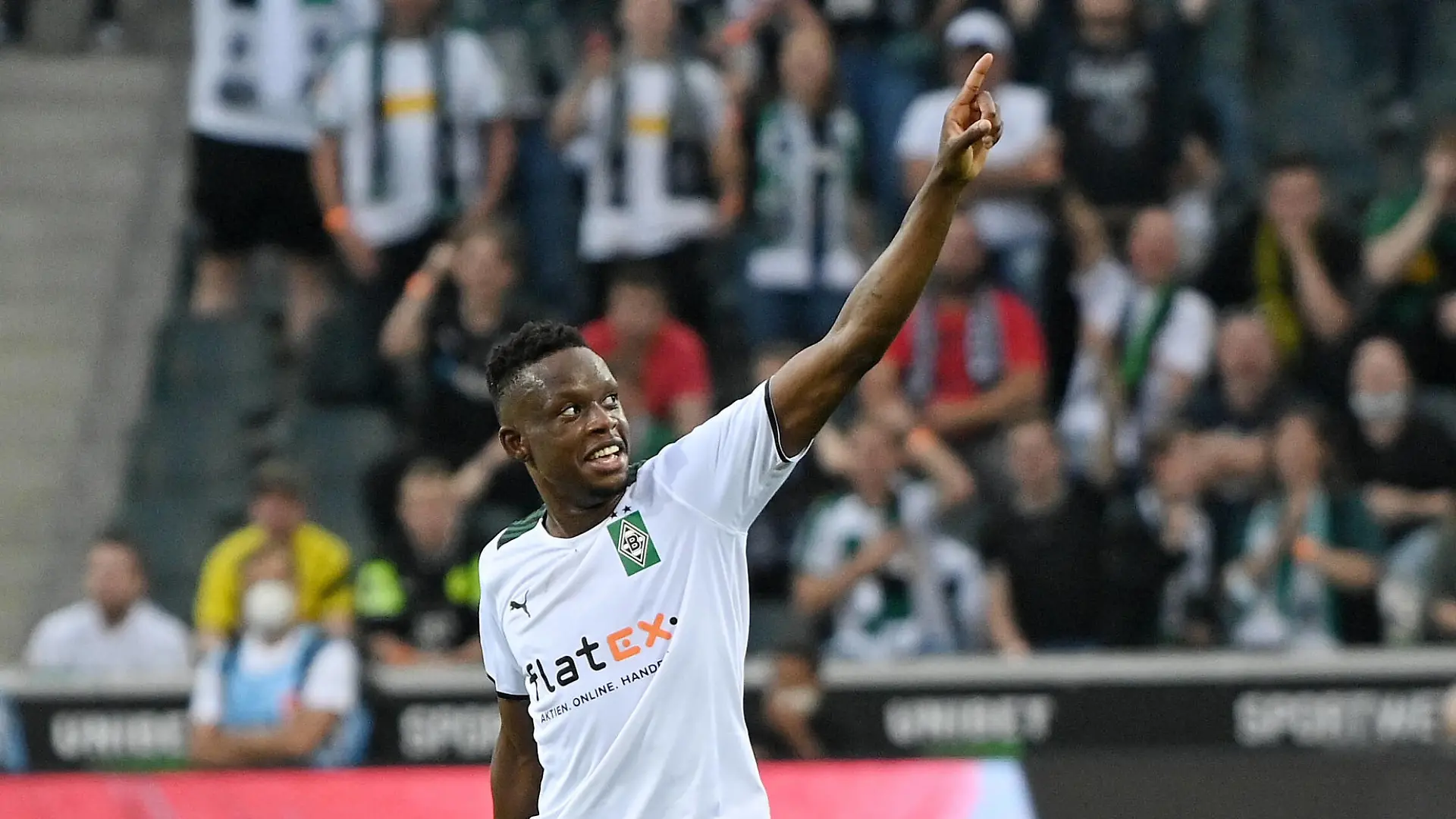 Moenchengladbach, Borussia Park, 25.09.21, GER, Herren, 1.Bundesliga, Saison 2021-2022, Borussia Moenchengladbach - Borussia Dortmund Bild: Denis Zakaria Gladbach jubelt nach seinem Tor zum 1:0 Nur fuer journalistische Zwecke Only for editorial use Gemaess den Vorgaben der DFL Deutsche Fußball Liga ist es untersagt, in dem Stadion und/oder vom Spiel angefertigte Fotoaufnahmen in Form von Sequenzbildern und/oder videoaehnlichen Fotostrecken zu verwerten bzw. verwerten zu lassen. DFL regulations prohibit any use of photographs as image sequences and/or quasi-video. Nordrhein-Westfalen Deutschland *** Moenchengladbach, Borussia Park, 25 09 21, GER, Herren, 1 Bundesliga, Saison 2021 2022, Borussia Moenchengladbach Borussia Dortmund Bild Denis Zakaria Gladbach cheers after his goal to make it 1 0 Only for journalistic use Only for editorial use According to the regulations of the DFL Deutsche Fußball Liga it is prohibited, DFL regulations prohibit any use of photographs as image sequences and or quasi video North Rhine Westphalia Germany