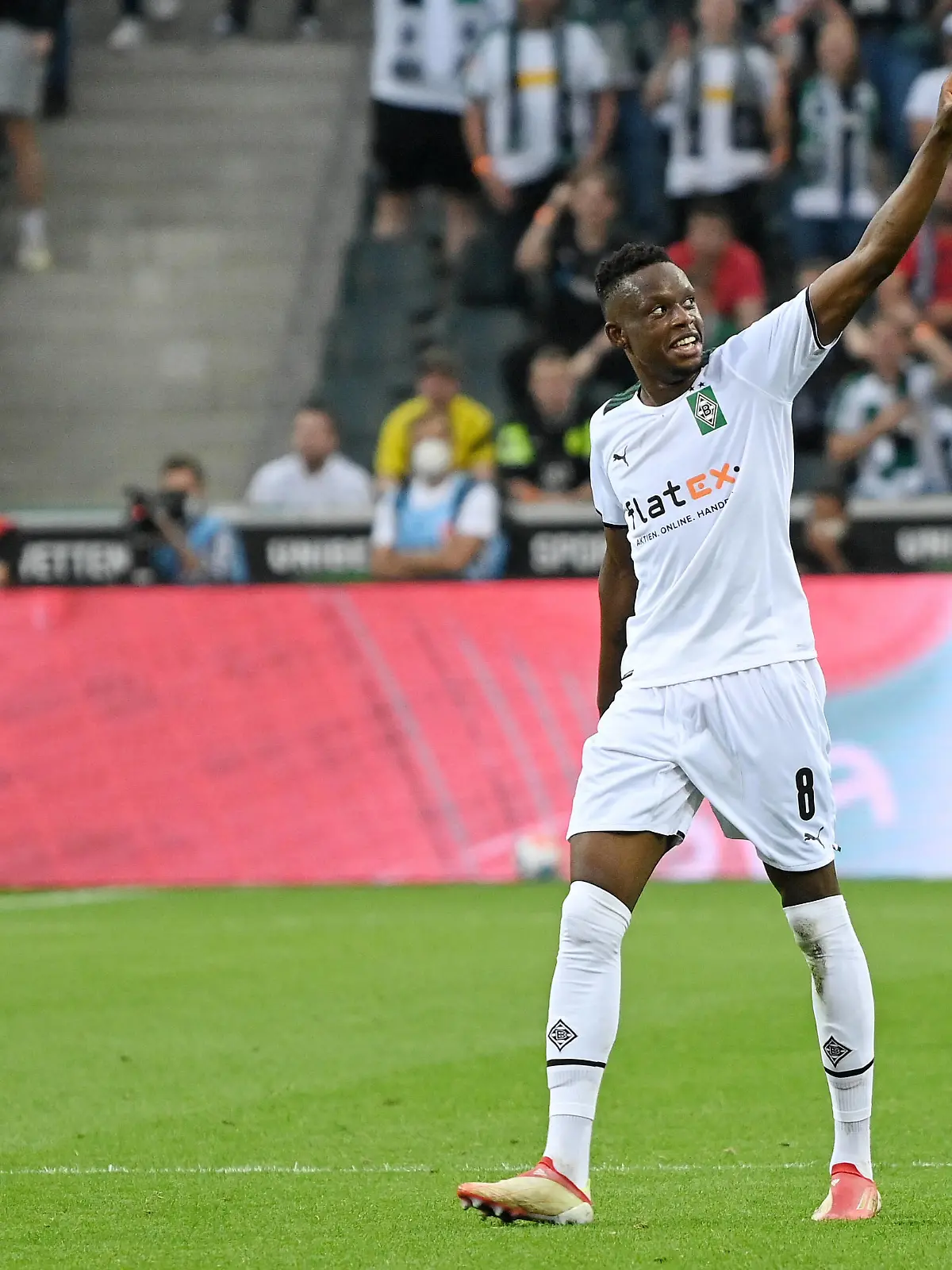  Moenchengladbach, Borussia Park, 25.09.21, GER, Herren, 1.Bundesliga, Saison 2021-2022, Borussia Moenchengladbach - Borussia Dortmund Bild: Denis Zakaria Gladbach jubelt nach seinem Tor zum 1:0 Nur fuer journalistische Zwecke Only for editorial use Gemaess den Vorgaben der DFL Deutsche Fußball Liga ist es untersagt, in dem Stadion und/oder vom Spiel angefertigte Fotoaufnahmen in Form von Sequenzbildern und/oder videoaehnlichen Fotostrecken zu verwerten bzw. verwerten zu lassen. DFL regulations prohibit any use of photographs as image sequences and/or quasi-video. Nordrhein-Westfalen Deutschland *** Moenchengladbach, Borussia Park, 25 09 21, GER, Herren, 1 Bundesliga, Saison 2021 2022, Borussia Moenchengladbach Borussia Dortmund Bild Denis Zakaria Gladbach cheers after his goal to make it 1 0 Only for journalistic use Only for editorial use According to the regulations of the DFL Deutsche Fußball Liga it is prohibited, DFL regulations prohibit any use of photographs as image sequences and or quasi video North Rhine Westphalia Germany