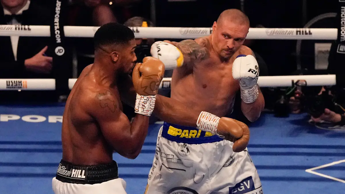 25.09.2021, Großbritannien, London: Boxen: Weltmeisterschaft im Schwergewicht, Joshua (Großbritannien) - Usyk (Ukraine): Usyk (r) schlägt Joshua. Foto: Frank Augstein/AP/dpa +++ dpa-Bildfunk +++
