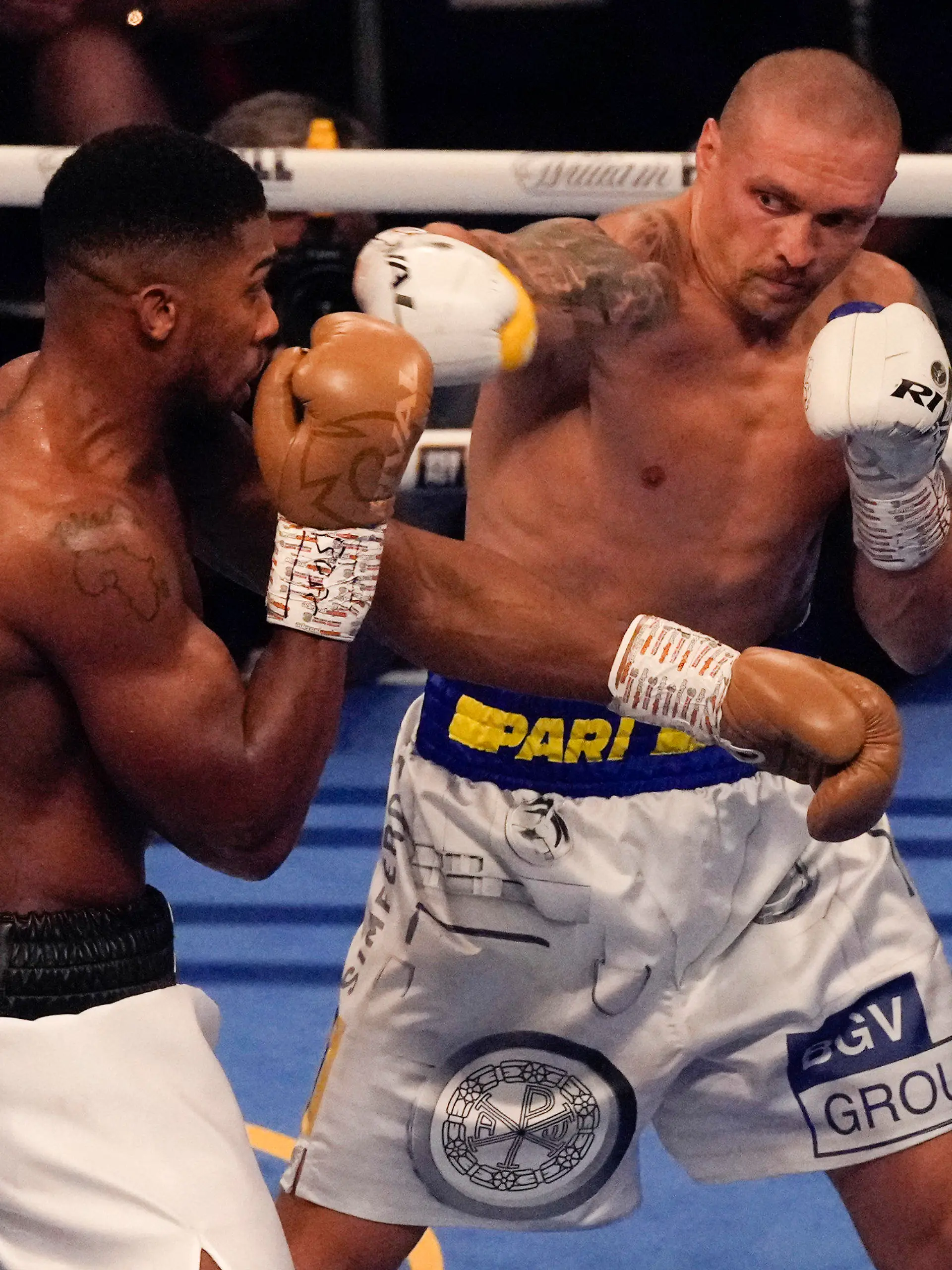 25.09.2021, Großbritannien, London: Boxen: Weltmeisterschaft im Schwergewicht, Joshua (Großbritannien) - Usyk (Ukraine): Usyk (r) schlägt Joshua. Foto: Frank Augstein/AP/dpa +++ dpa-Bildfunk +++