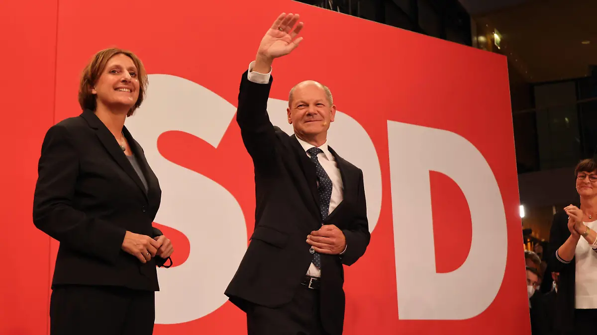  SPD Scholz Wahlabend 26.09.2021, Germany, Berlin, Willy Branbdt Haus , Wahlabend, Olaf Scholz und Ehefrau Britta Ernstmit einer ersten Stellungnahme Berlin Berlin Germany *** SPD Scholz election evening 26 09 2021, Germany, Berlin, Willy Brandt Haus , election evening, Olaf Scholz and wife Britta Ernstwith a first statement Berlin Berlin Germany